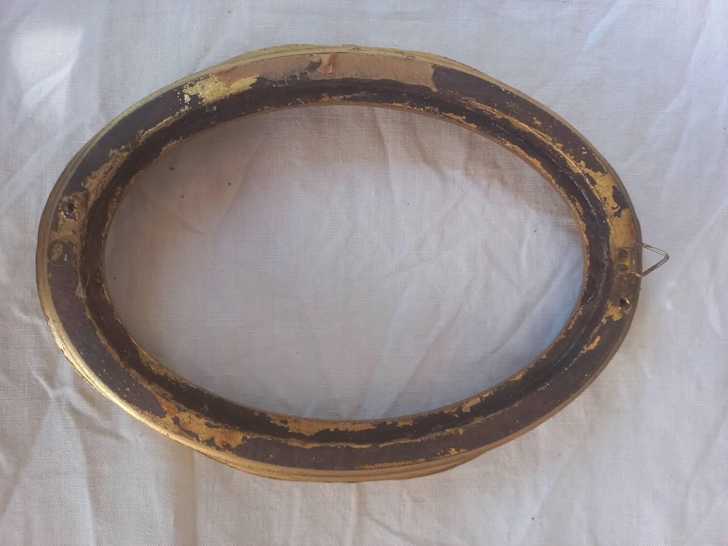 Stylized oval gold frame