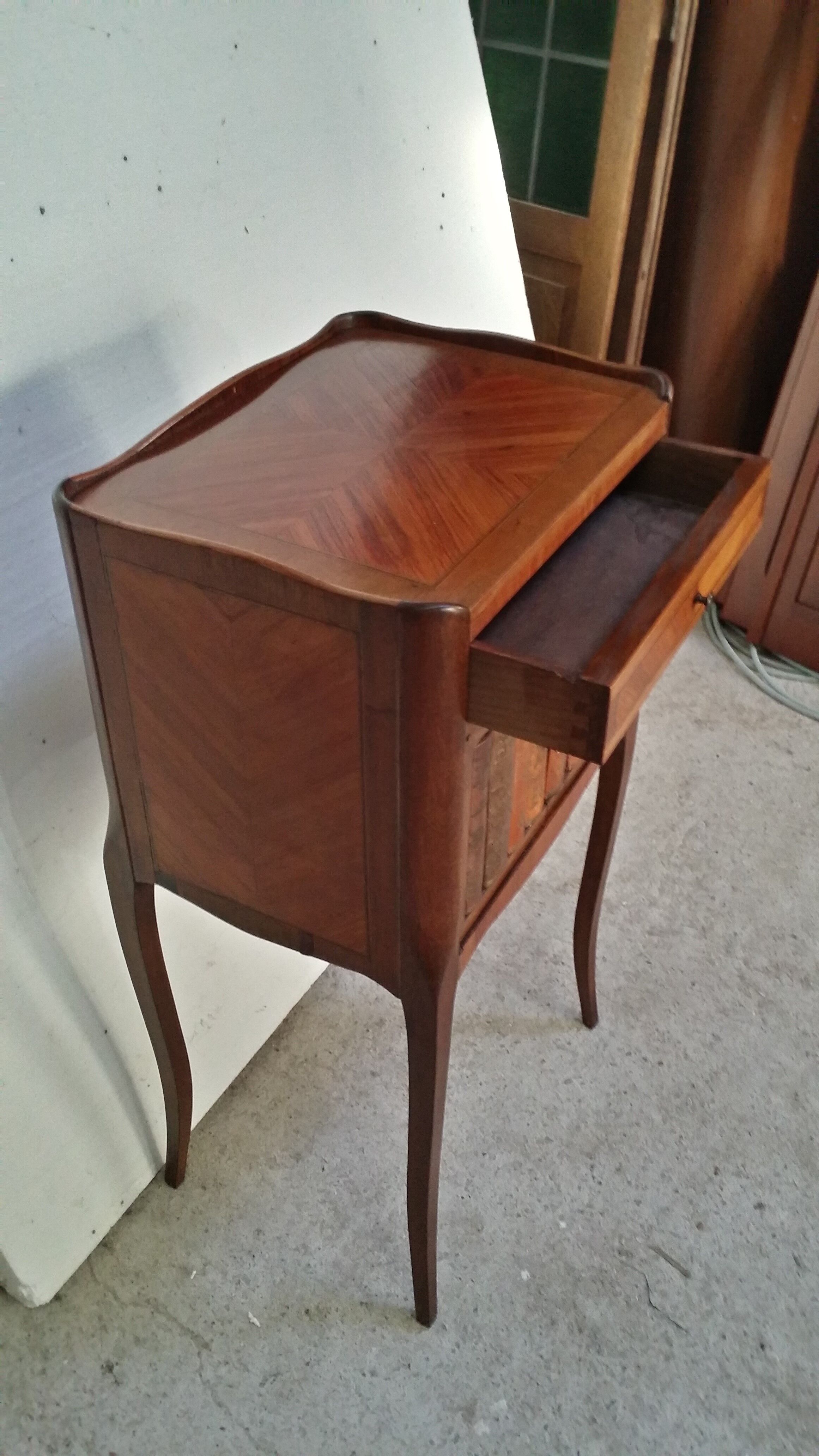 chest of drawers of vestibule where entrance hall