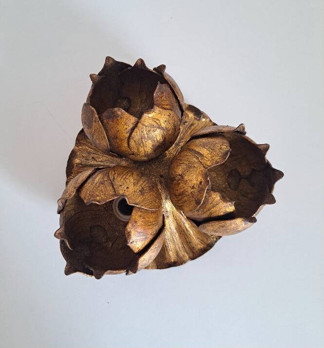 Gold flower-shaped wall lamp