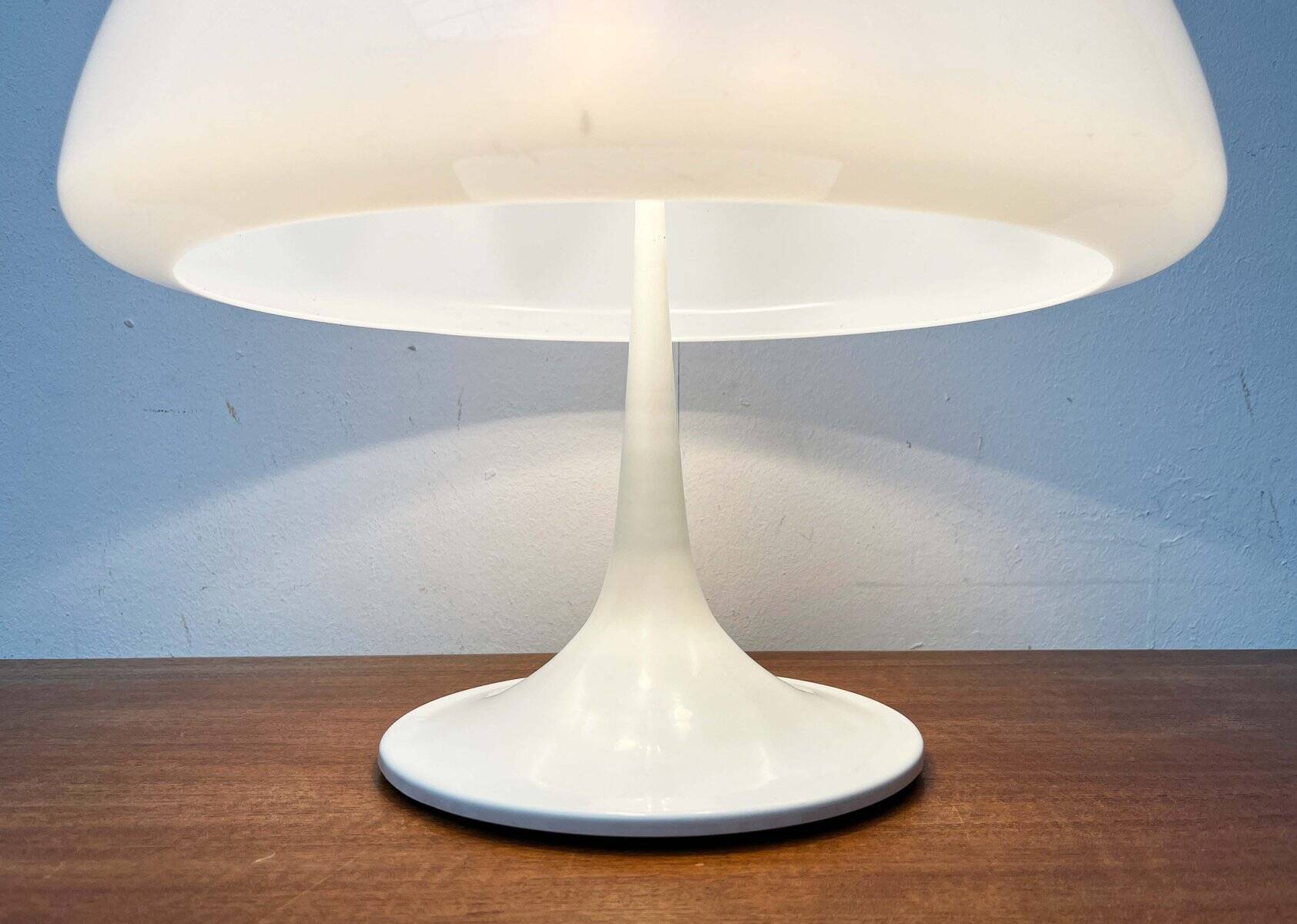 Lampe de table italienne de style mid-century moderne de l'ère spatiale par Luigi Massoni pour Guzzini, années 1960.