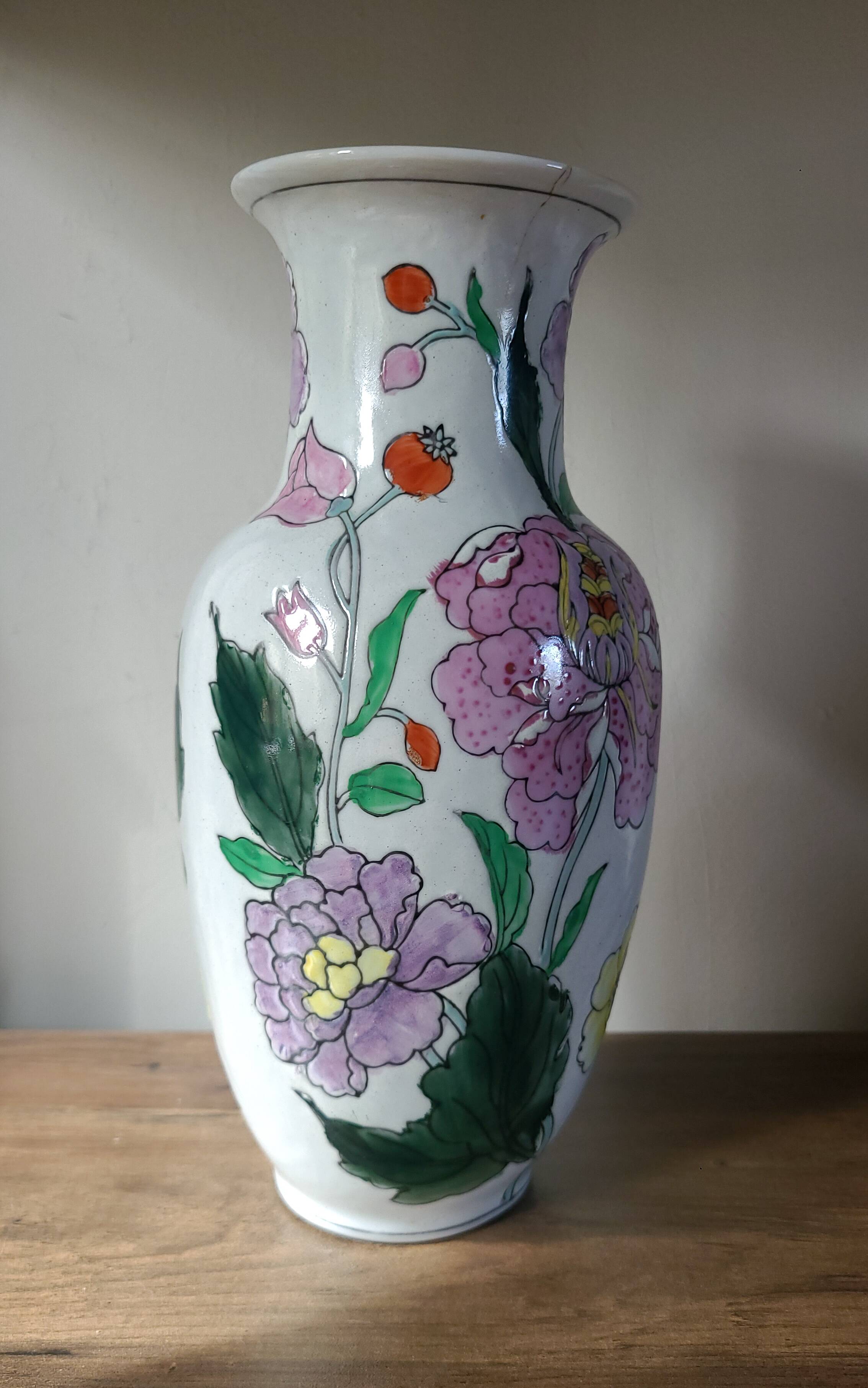 Hand-painted Chinese vase | Floral patterns
