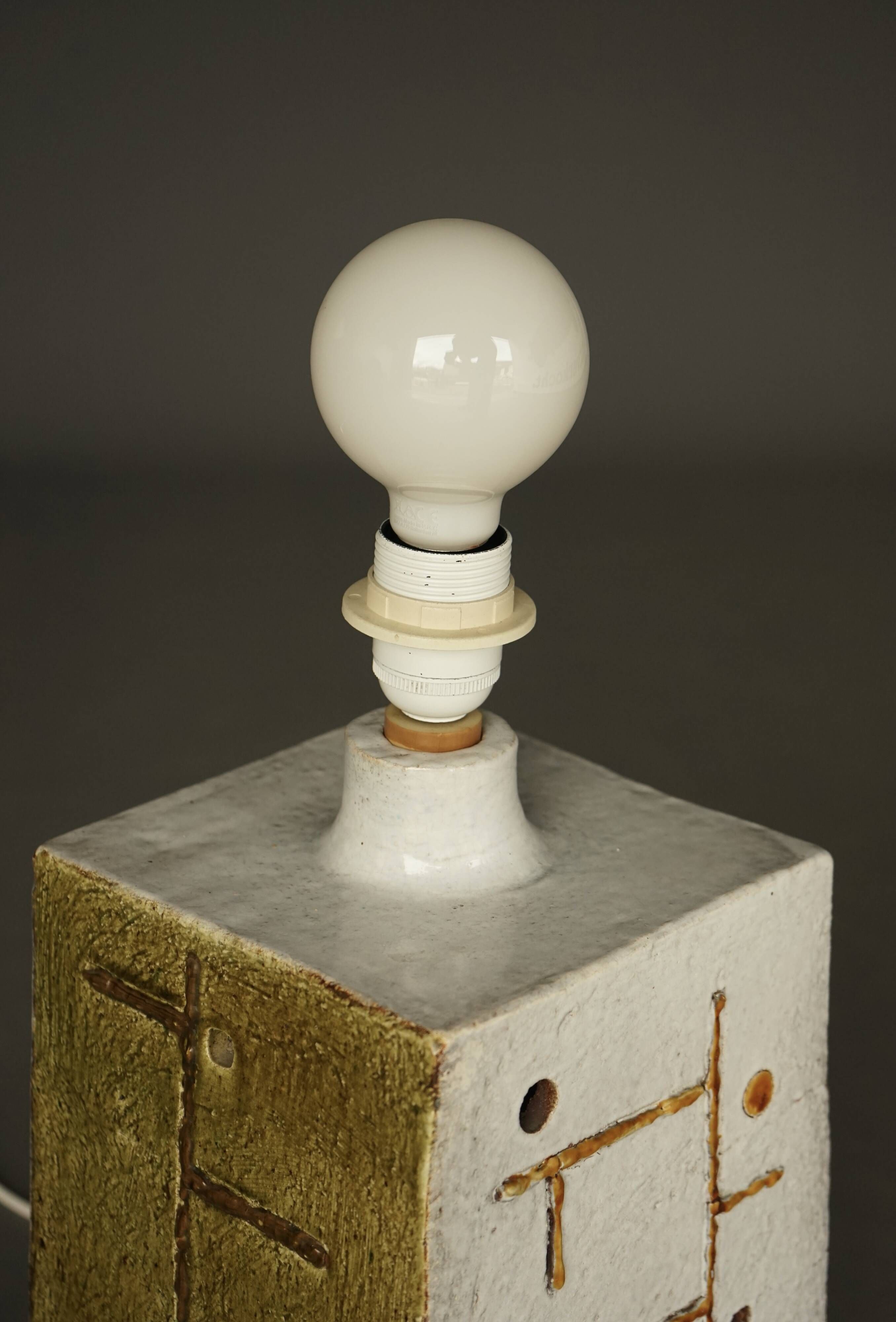 Lampe de table en céramique de style mid-century avec design abstrait, années 1970.