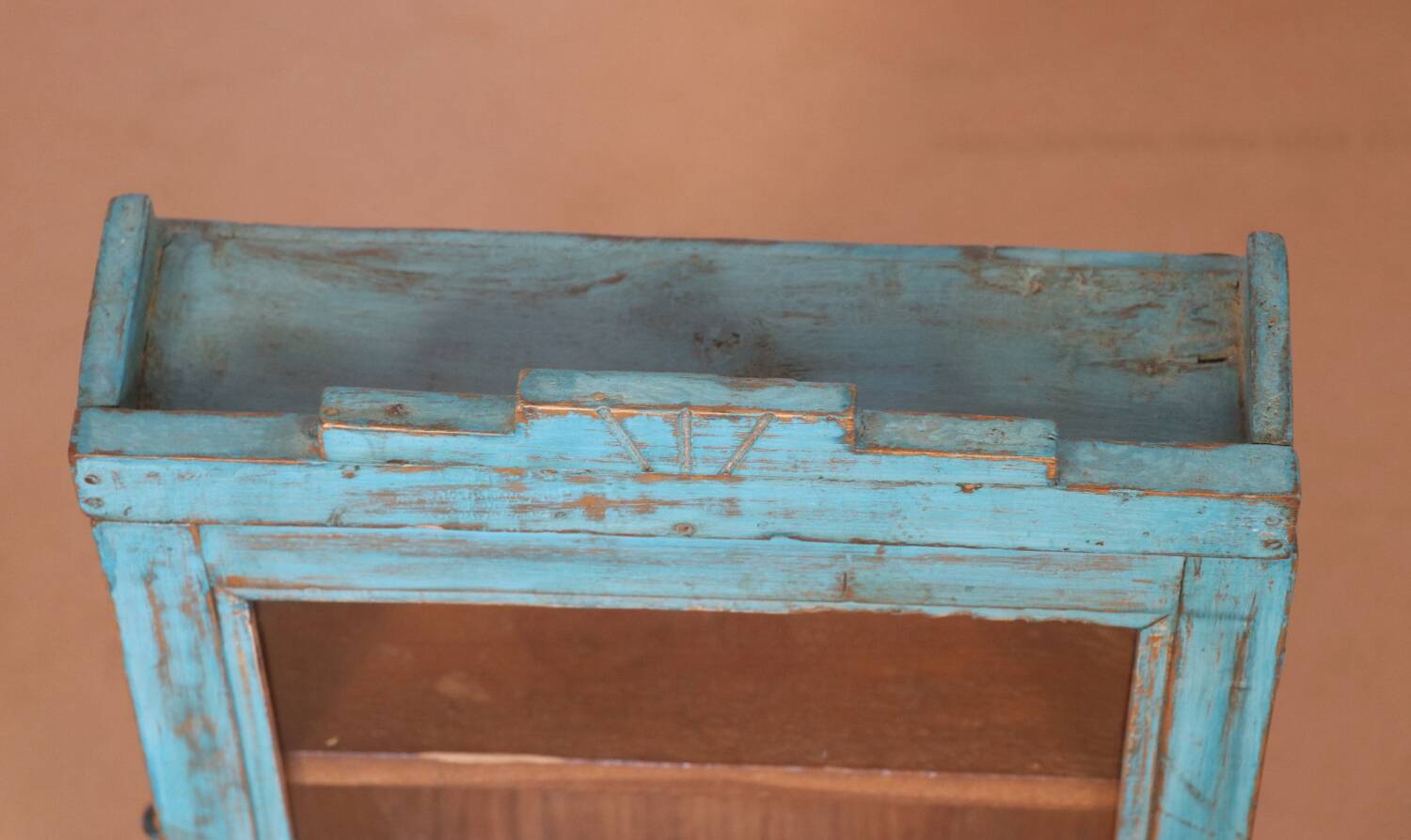 Ancienne vitrine murale art déco en teck birman patine bleue d’origine