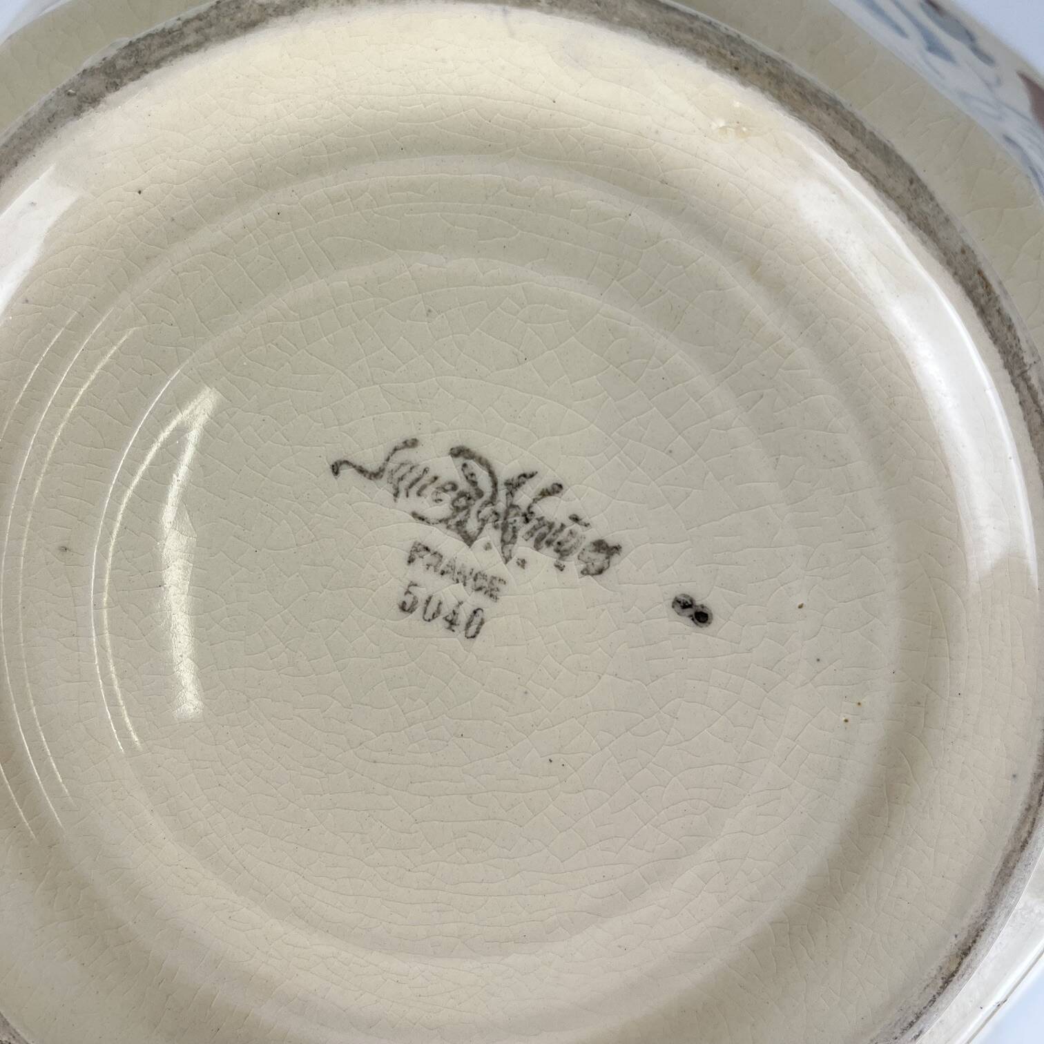Sarreguemines salad bowl with flower pattern, first half of the 20th century.