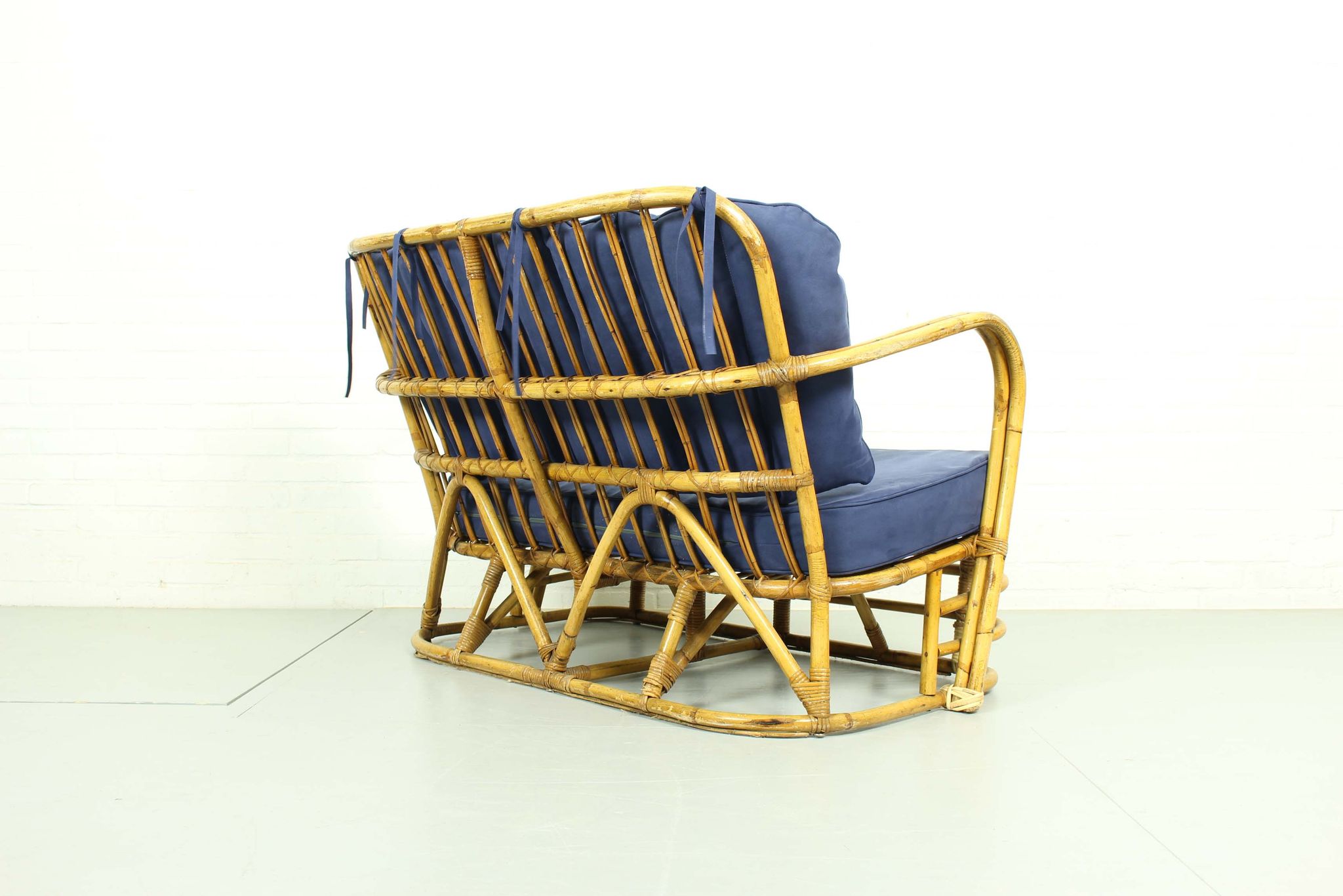 Ensemble rare de salon de rotin de milieu du siècle