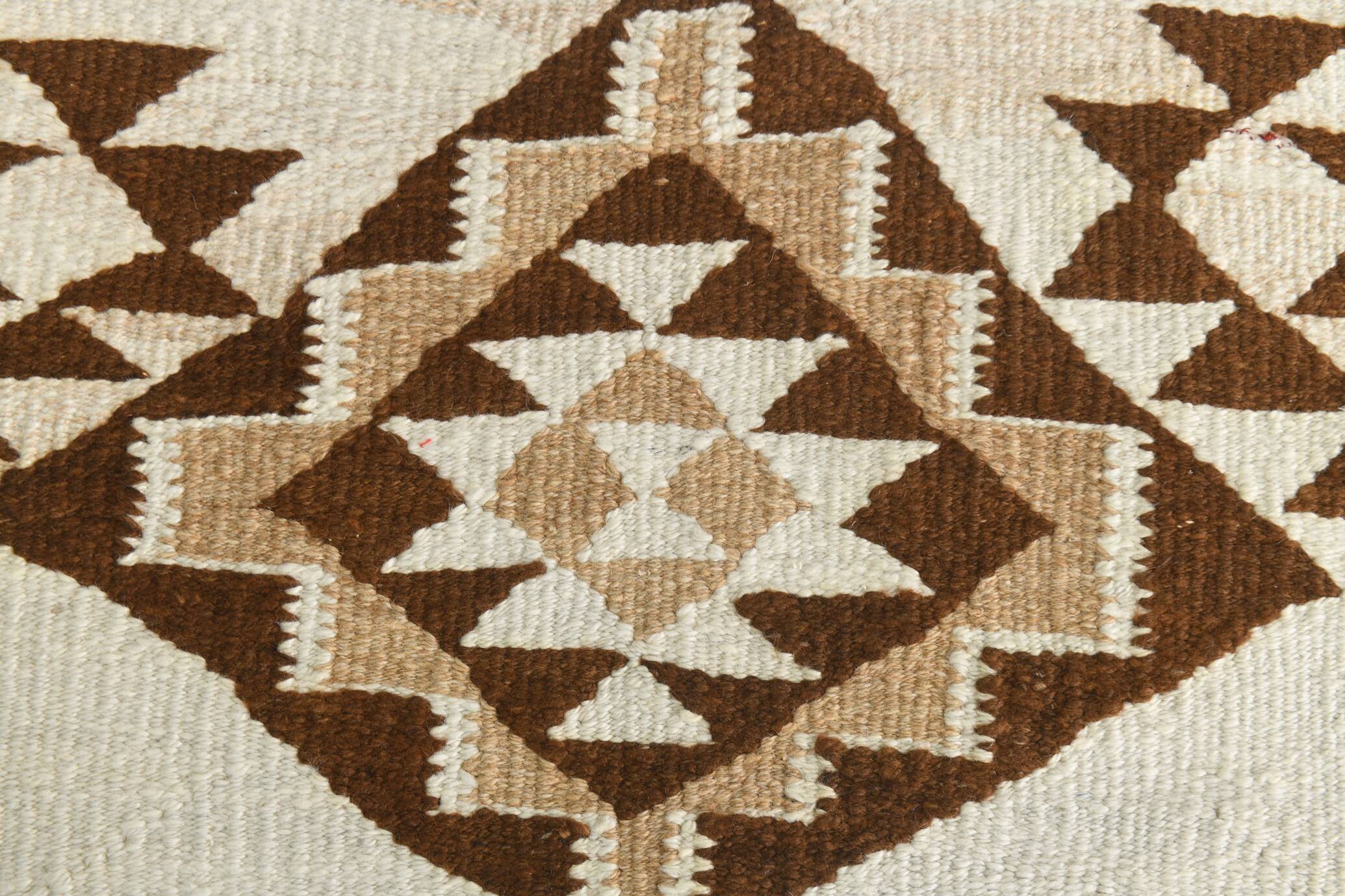 Tapis kilim ancien en laine – style bohème, motifs ethniques sur fond clair