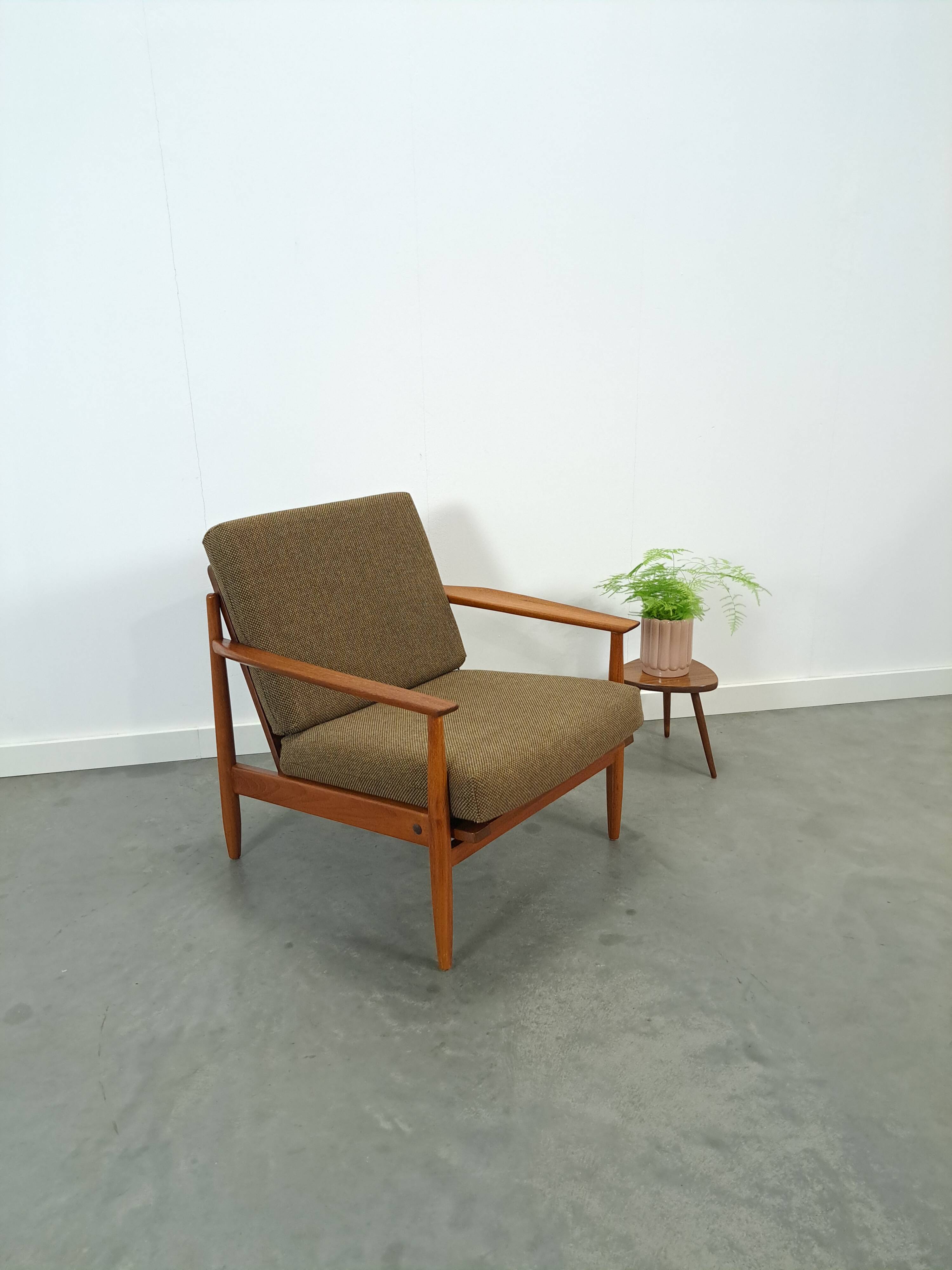 Teak Scandinavische fauteuil met bruin stoffen kussens, stoel 2