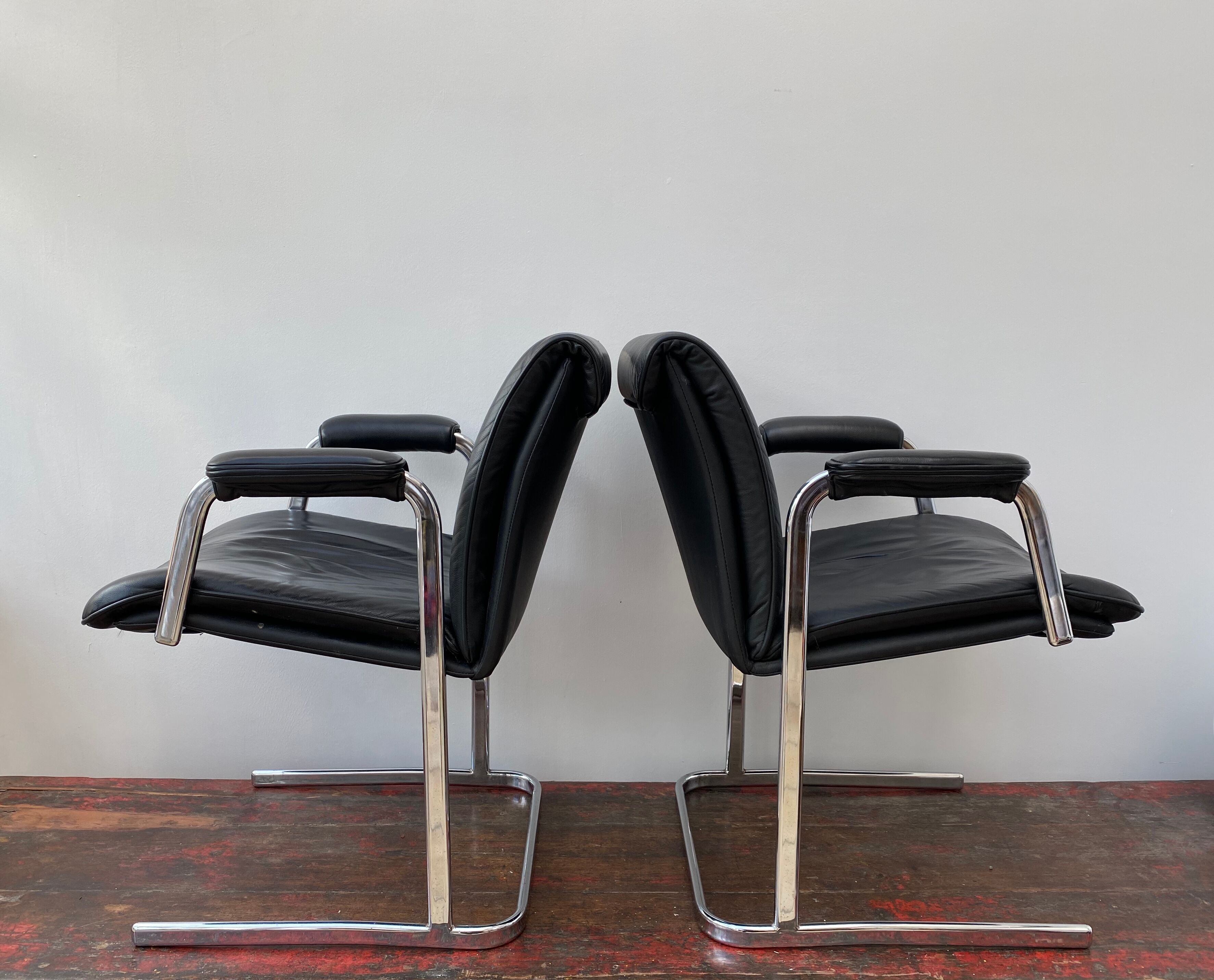 Paire de chaises de bureau en cuir noir par Boss Design