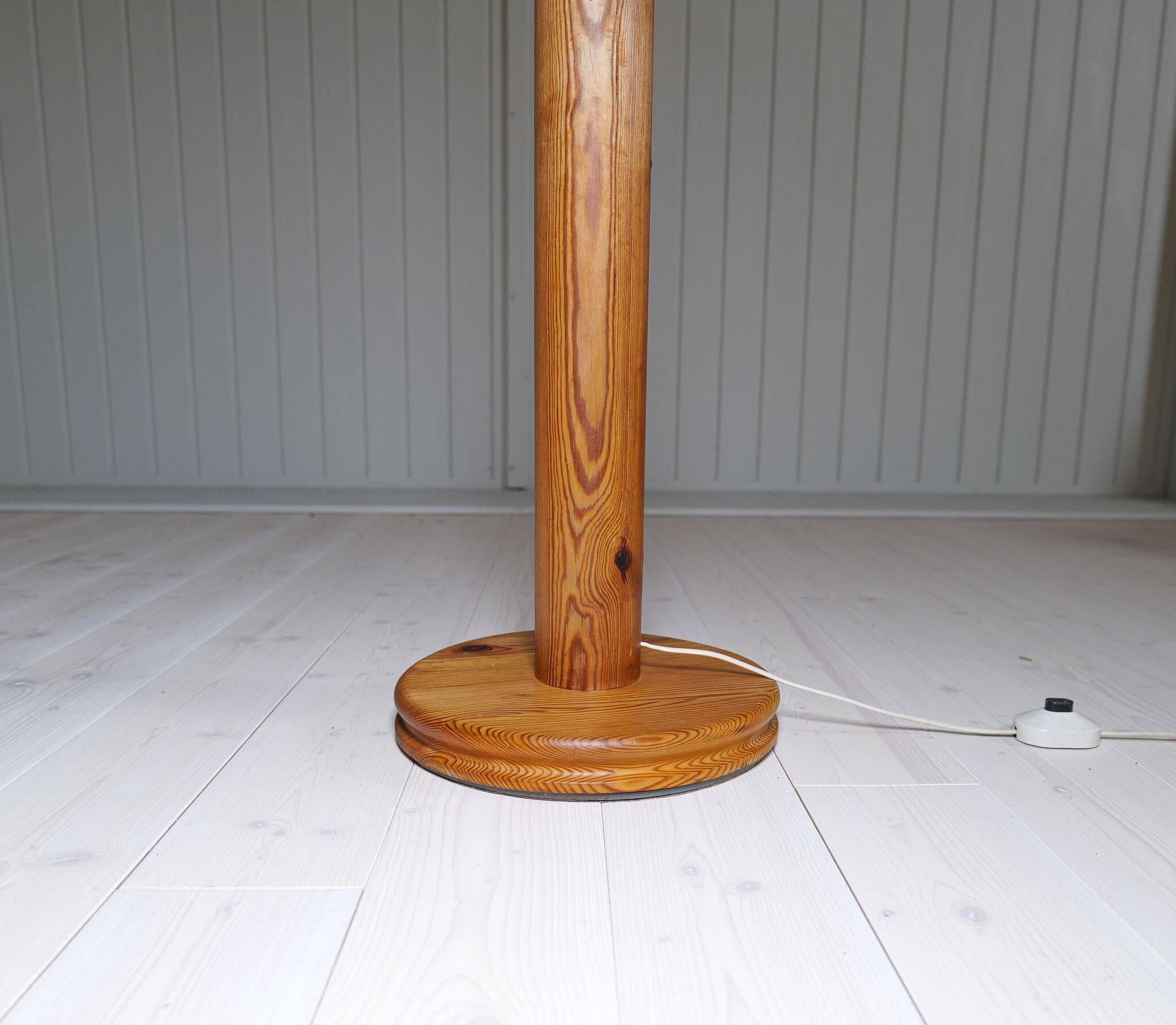 Modern sculptural Scandinavian floor lamp in pine by Uno Kristiansson, Sweden 1970s