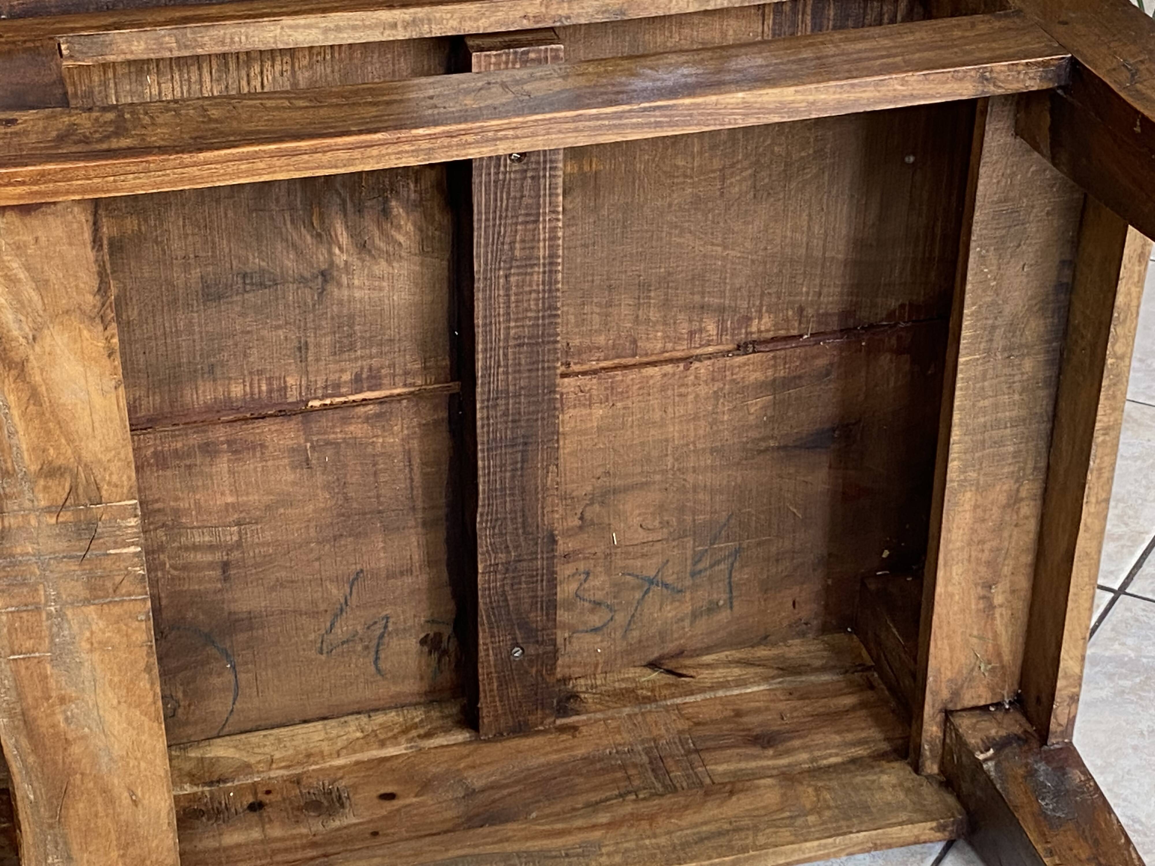Rustic farmhouse coffee table made of solid wood with 2 drawers from the 1930s.