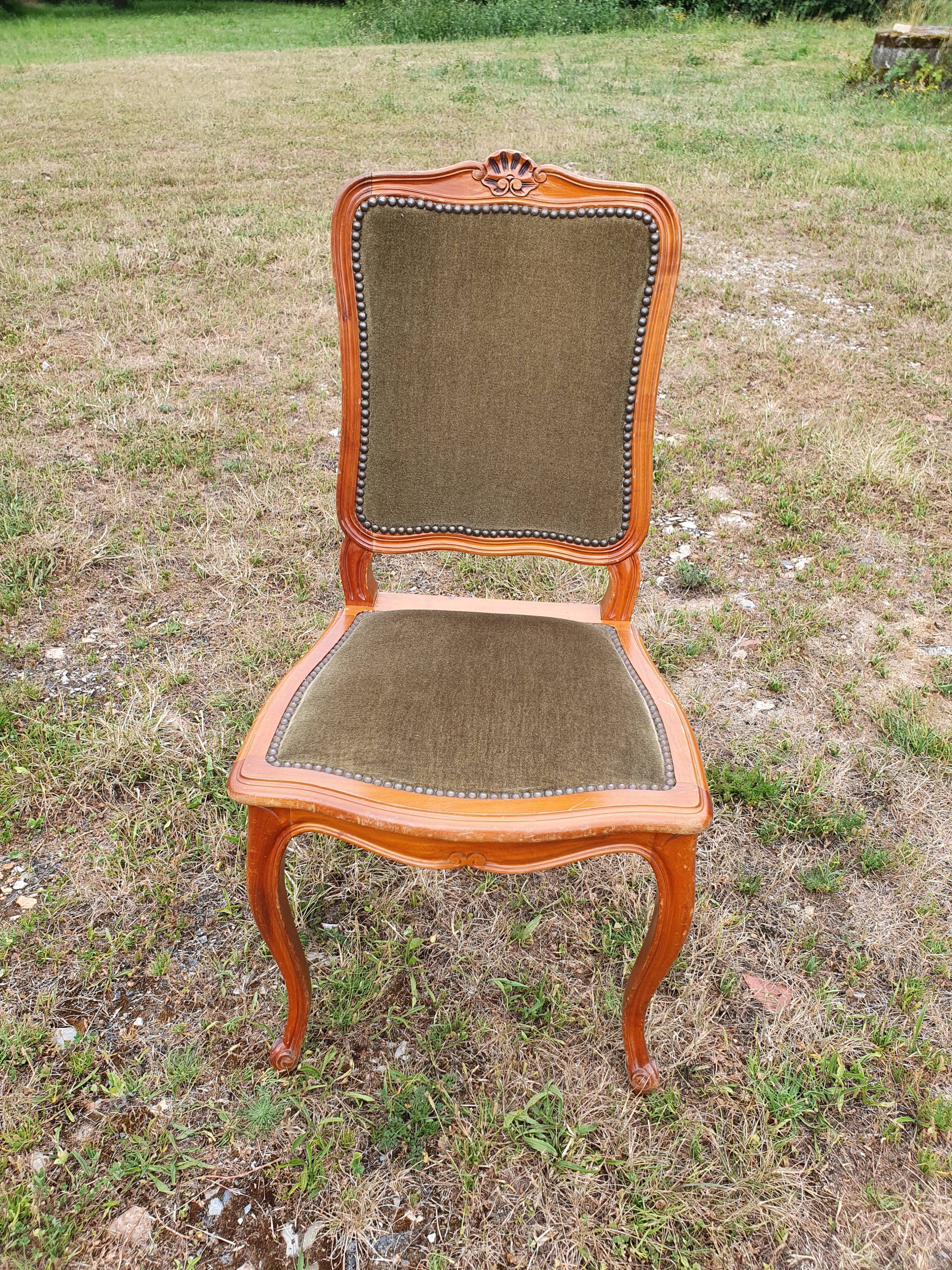 6 chaises de style Louis XV en velours vert olive