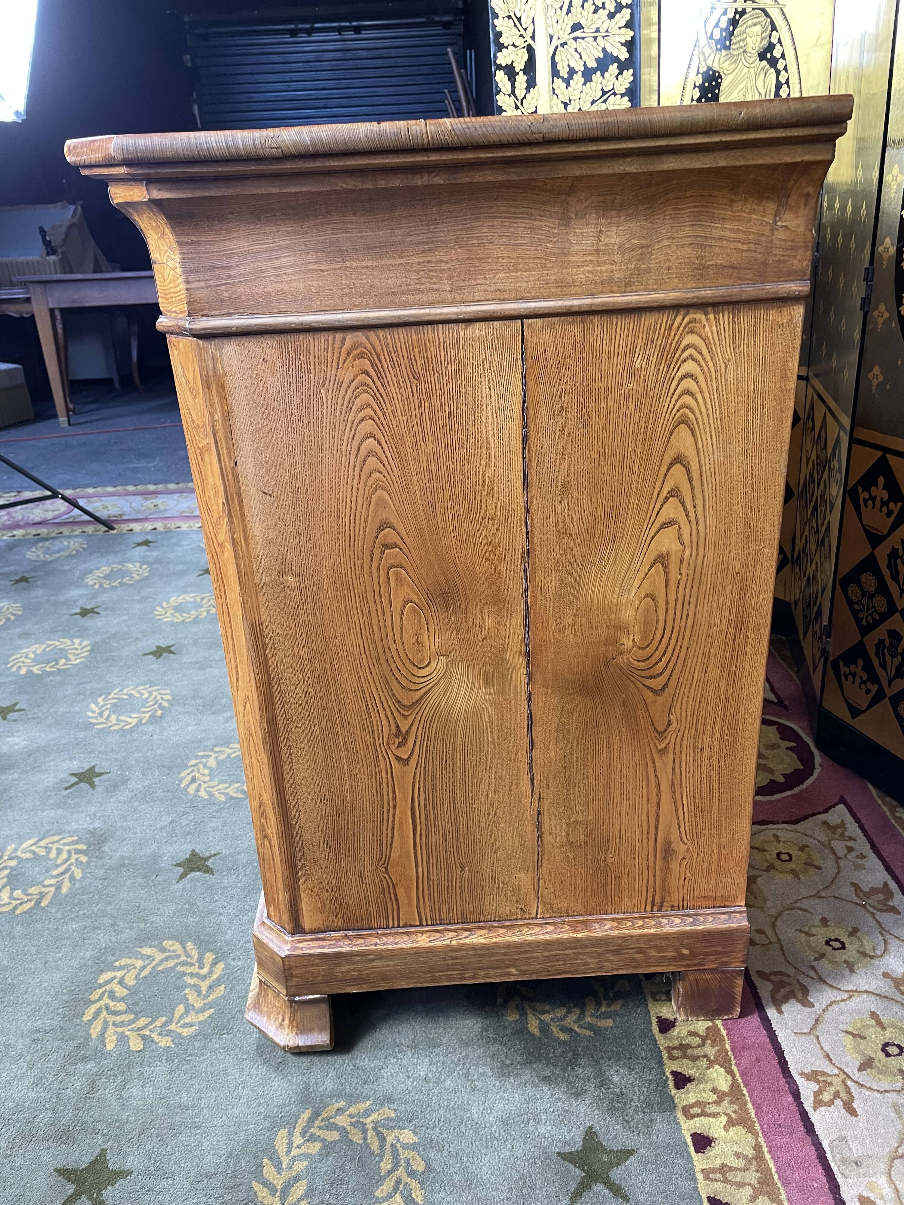 Louis Philippe period dresser in walnut ronce and solid ash