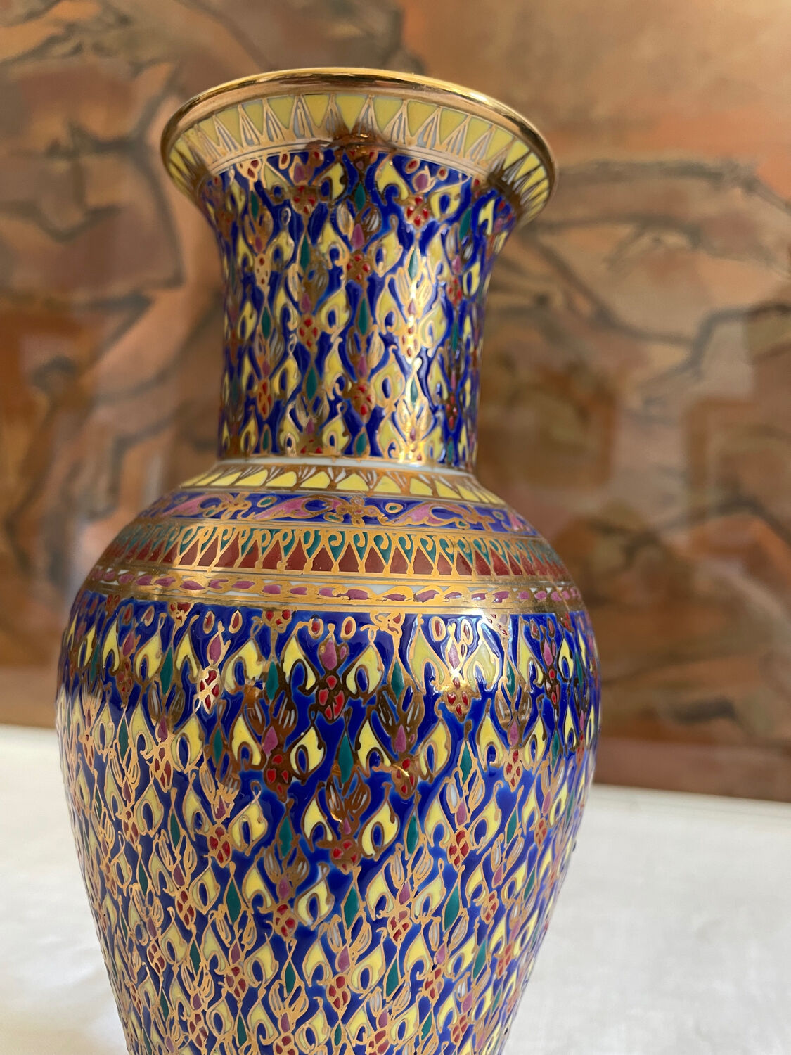 Graphic vase ornament and gilding