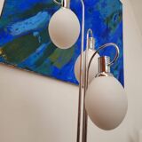Lampadaire chromé à trois branches globes en opaline, années 70