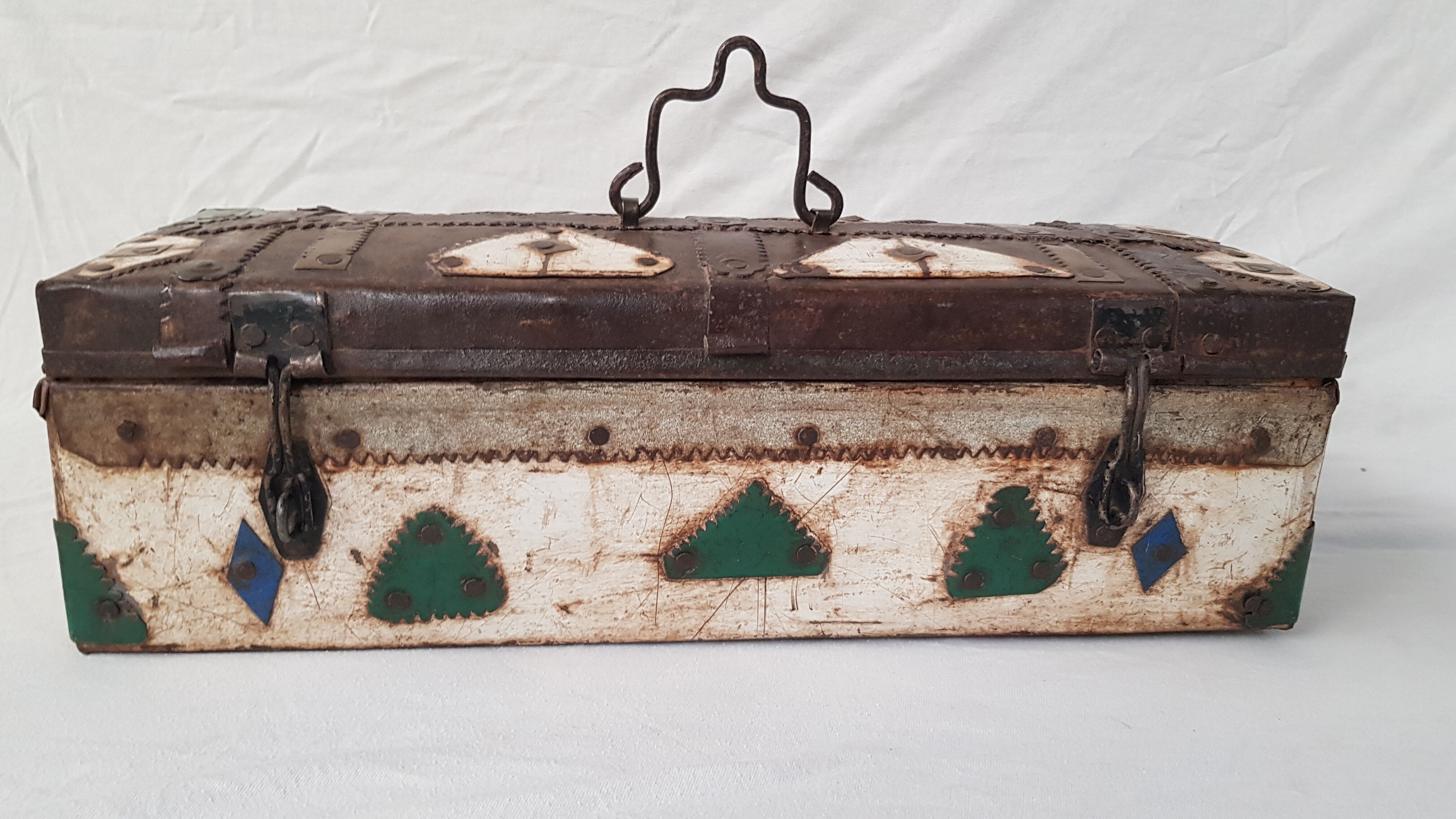 Ancienne boite tribale en métal martelé