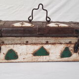 Ancienne boite tribale en métal martelé