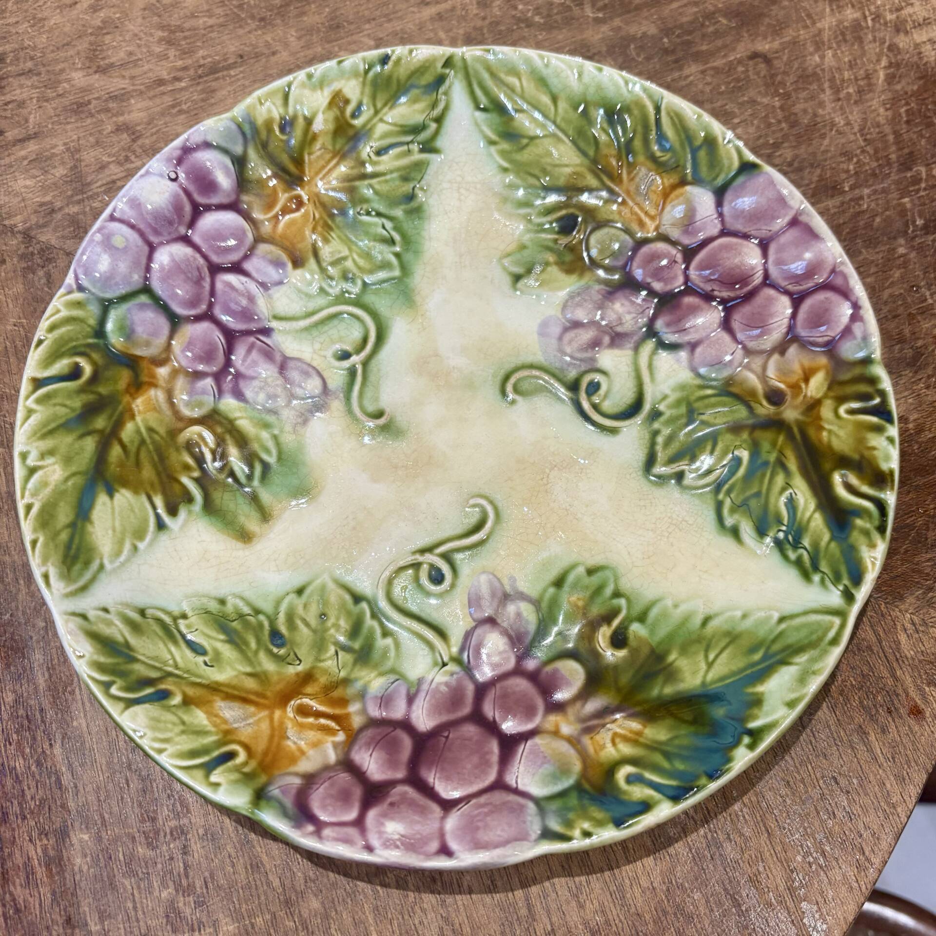 Assiette ancienne en barbotine