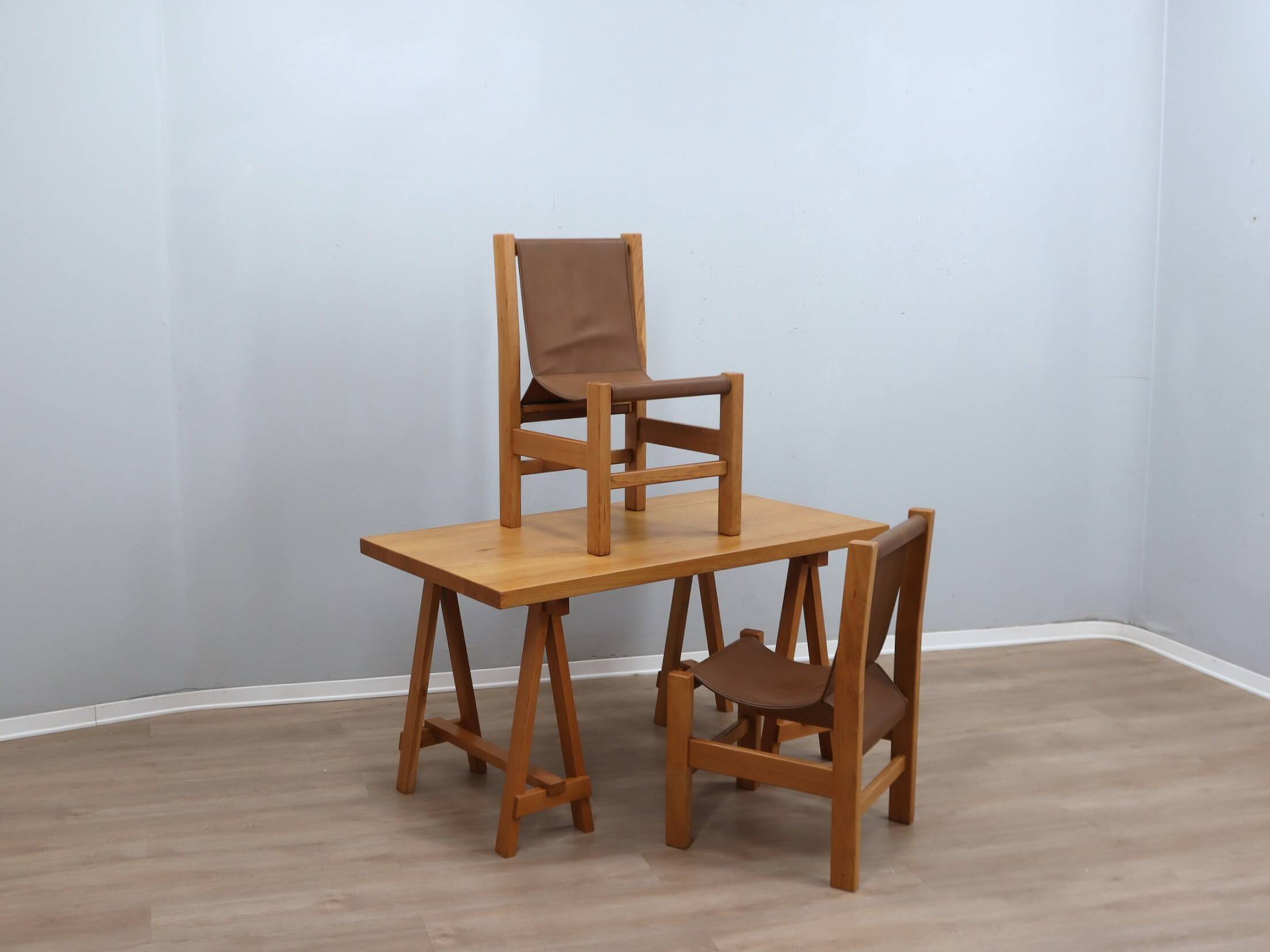 Bureau en hêtre massif avec chaises en cuir, Italie 1970
