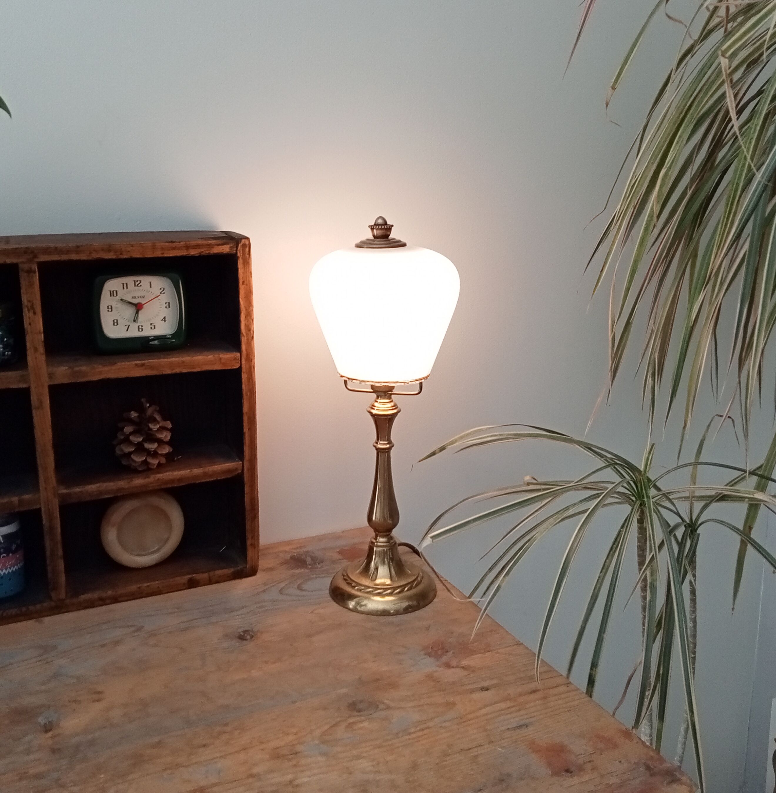 Art deco lamp in brass and opaline