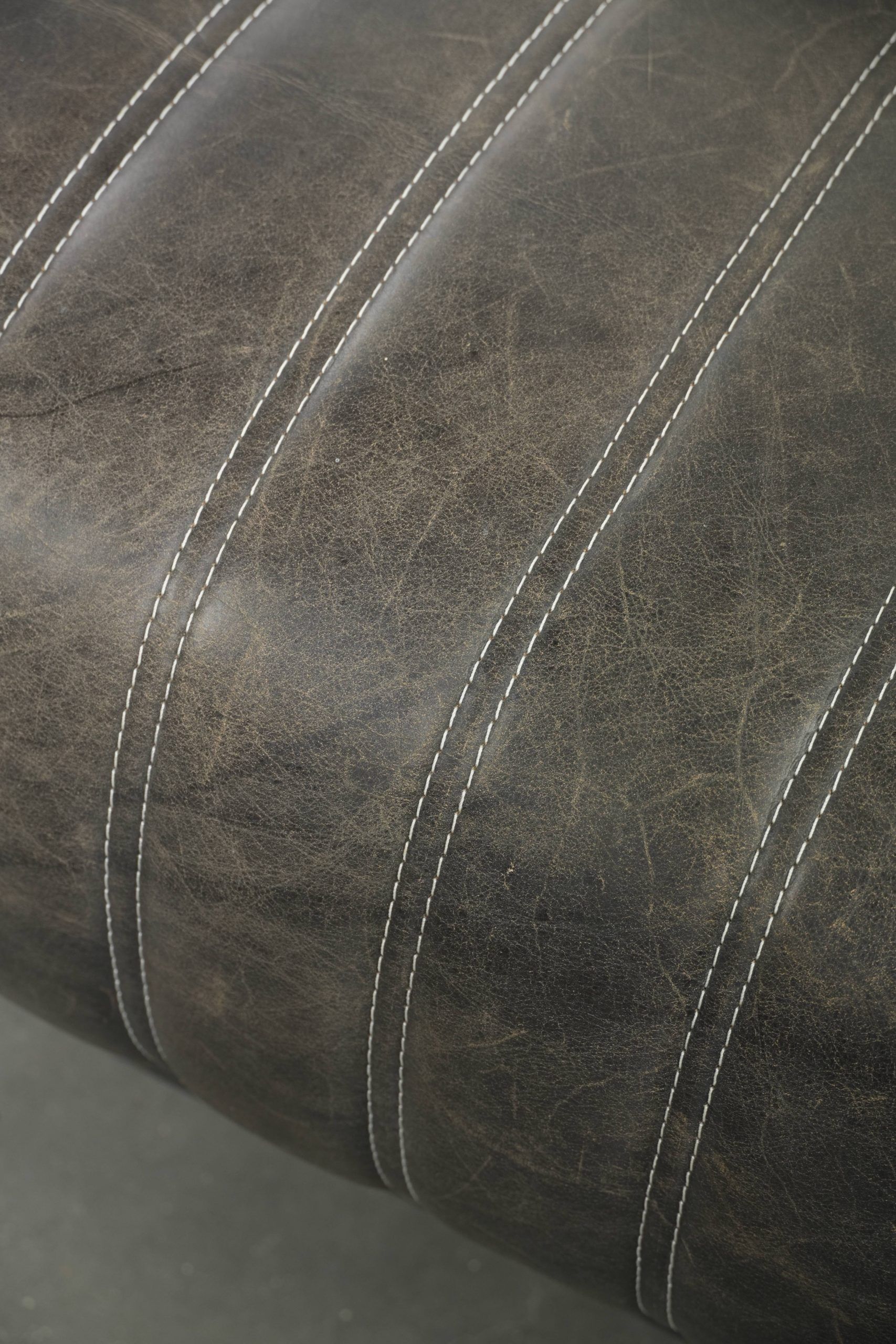 Cow leather aviator design armchair finished with aluminium and rivets