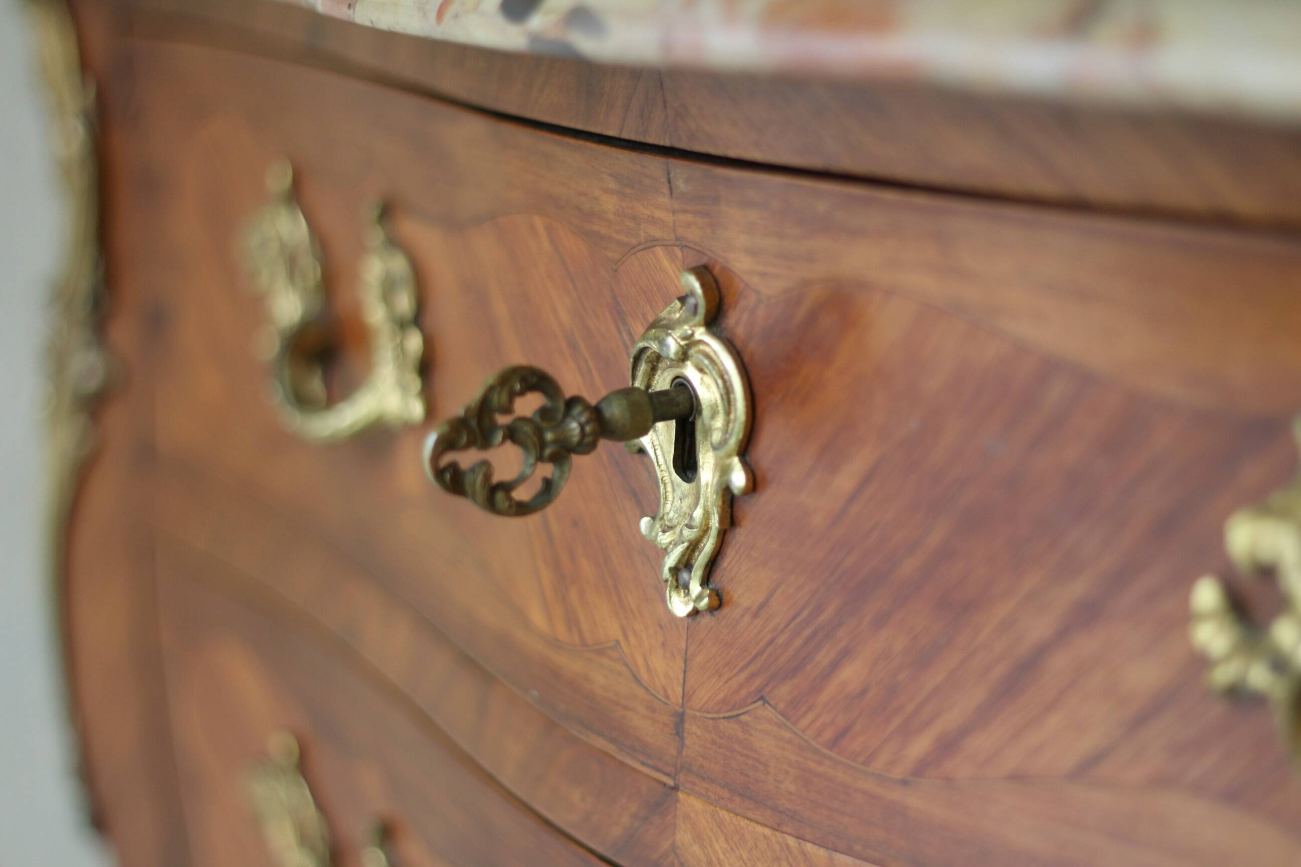 Sumptuous curved weekender in veneered wood in Louis XV style.