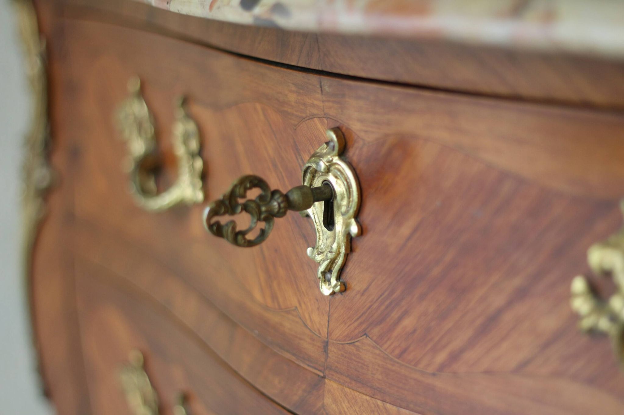 Somptueux semainier galbé en bois de placage de style Louis XV