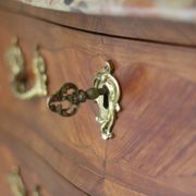 Somptueux semainier galbé en bois de placage de style Louis XV