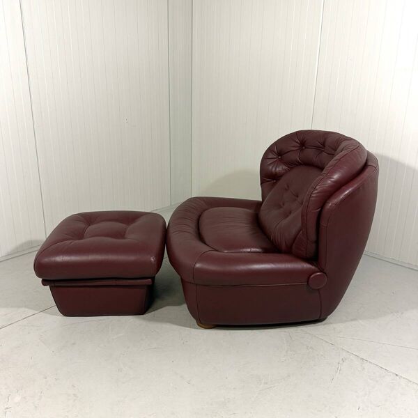 Fauteuil et repose-pieds en cuir bourgogne français de style futuriste des années 1970.