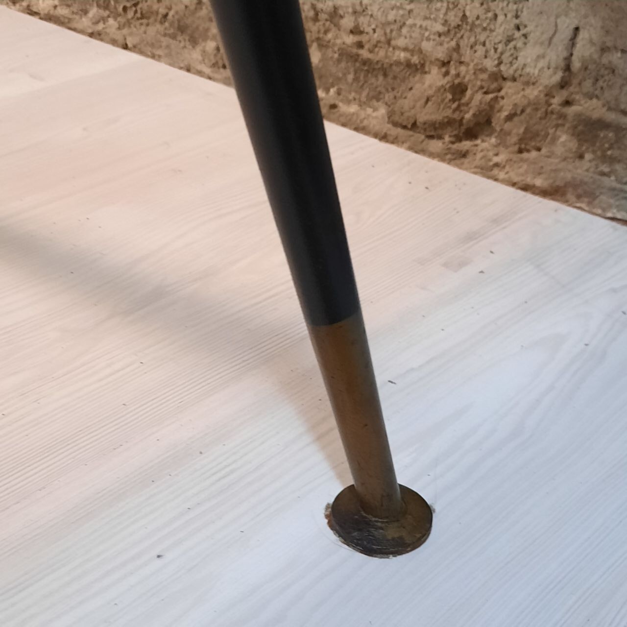 Dining table in teak wood and feet in painted metal.