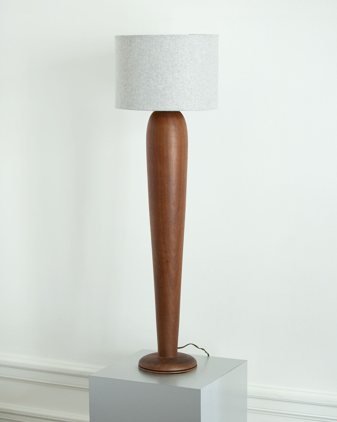 Lamp with oblong foot