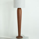 Lamp with oblong foot