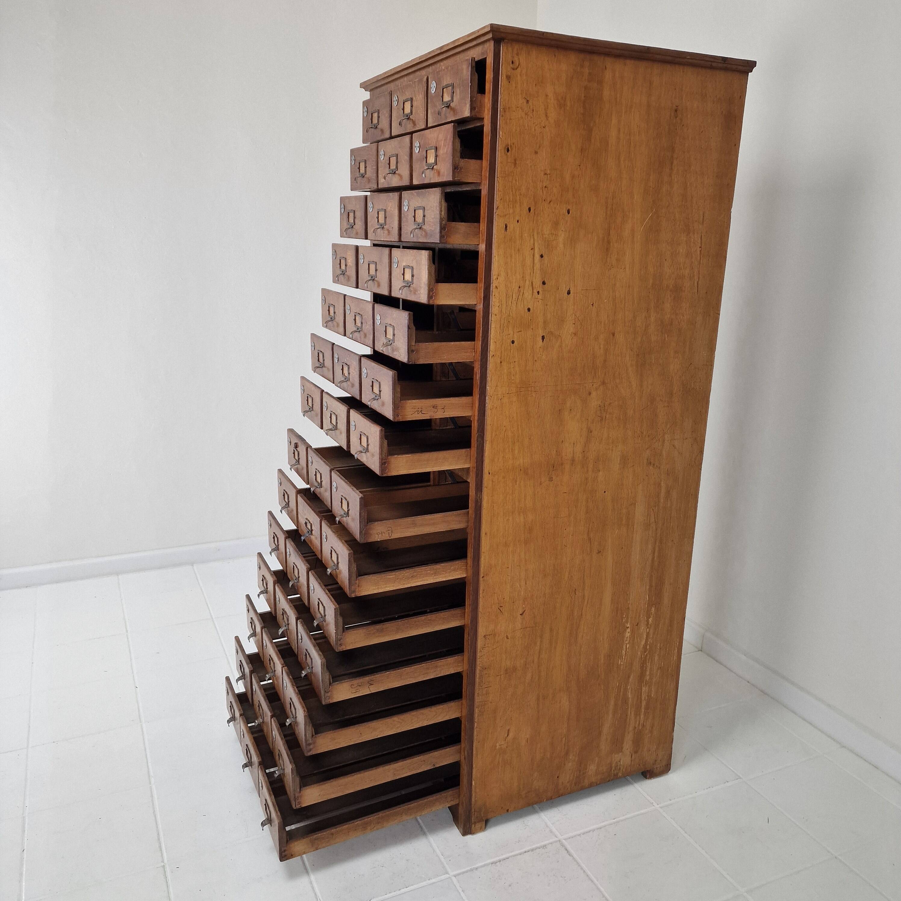 Armoire d'apothicaire ou d'archives industrielle hollandaise en chêne, vers 1900