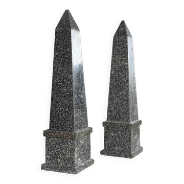 Paire d’obélisques en granit gris, vers 1980