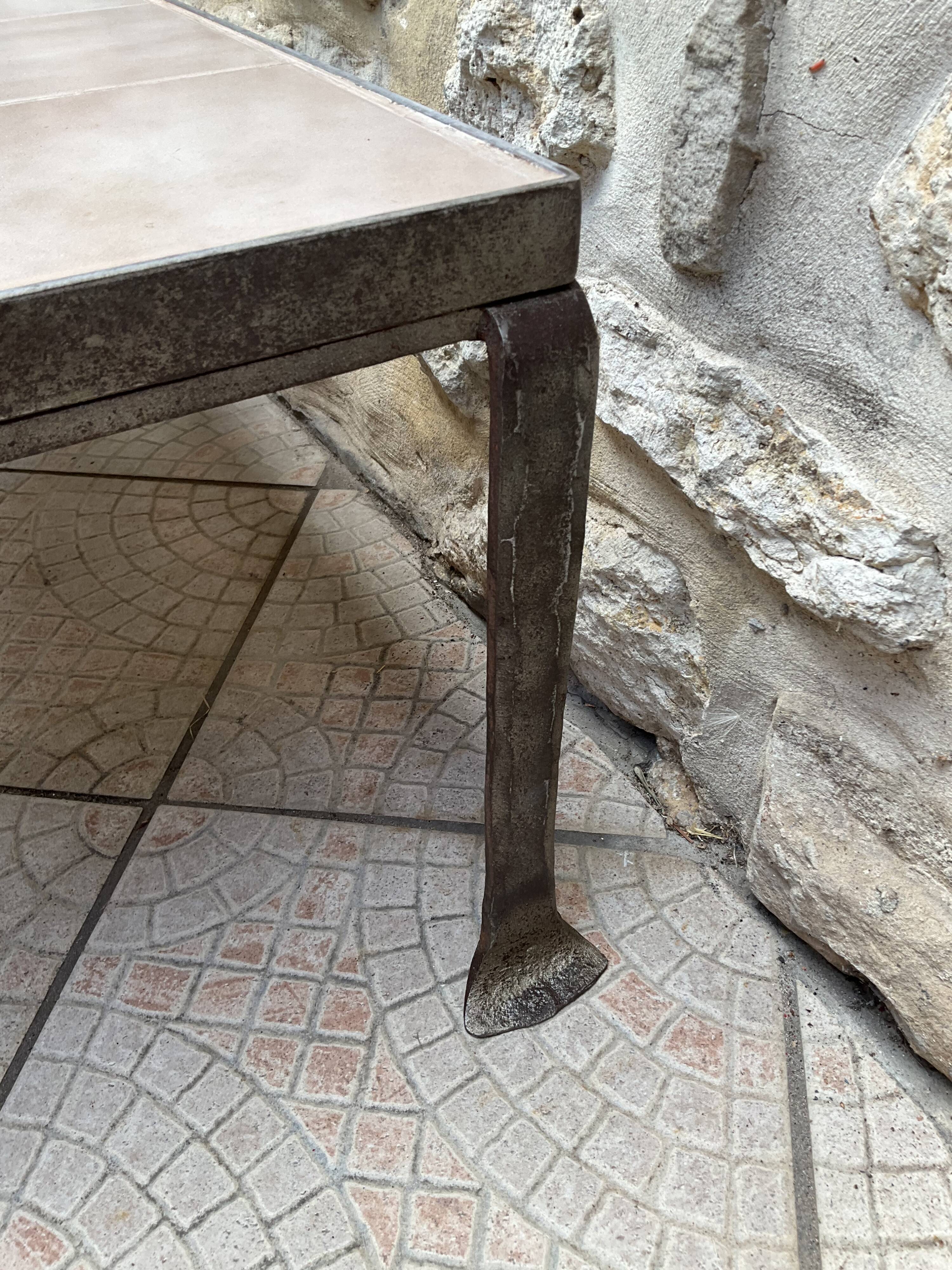 Coffee table in iron and ceramic