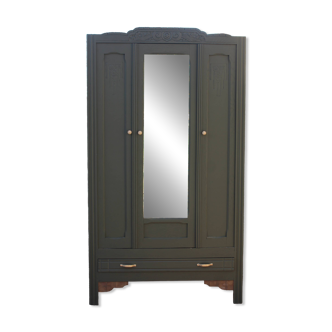 Art Deco wardrobe with three doors – Kaki Barda (Liberon)