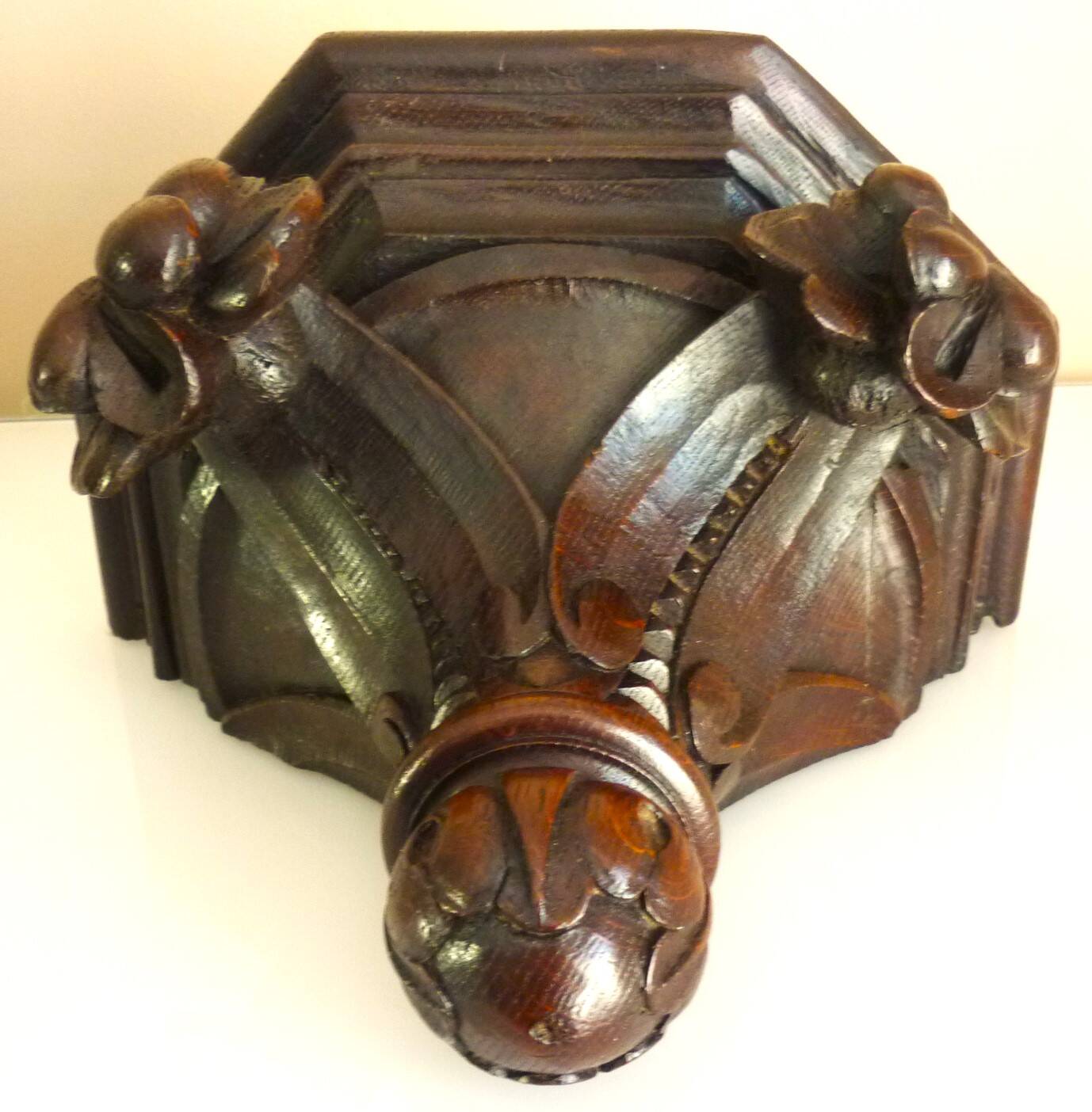 Etagère, applique murale ancienne, bois sculpté, porte statue