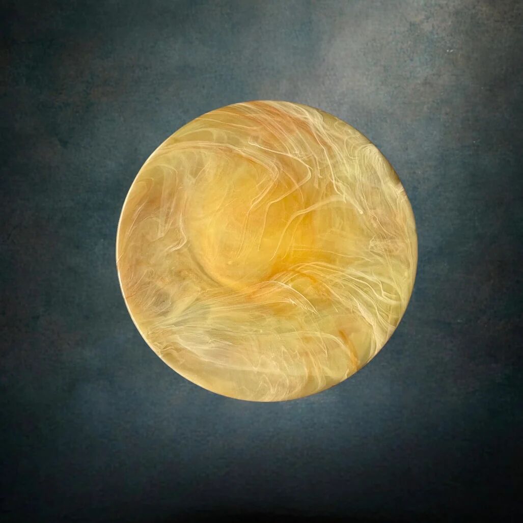 Ancienne table d’appoint en résine effet marbre jaune et métal patiné années 70