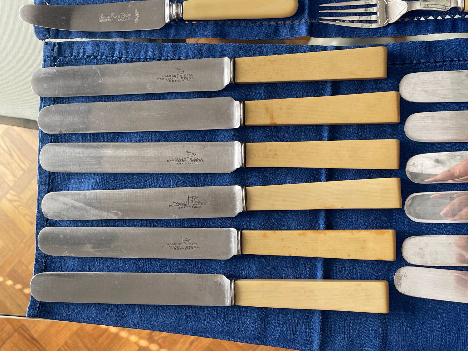 Vintage table knives from Sheffield - Walker & Hall - set of 6