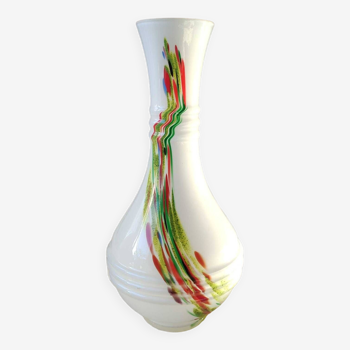 Vase en verre d Art soufflé de Murano/Opalin blanc, inclusions volutes de fumée polychromes. 28,5 x 14 cm