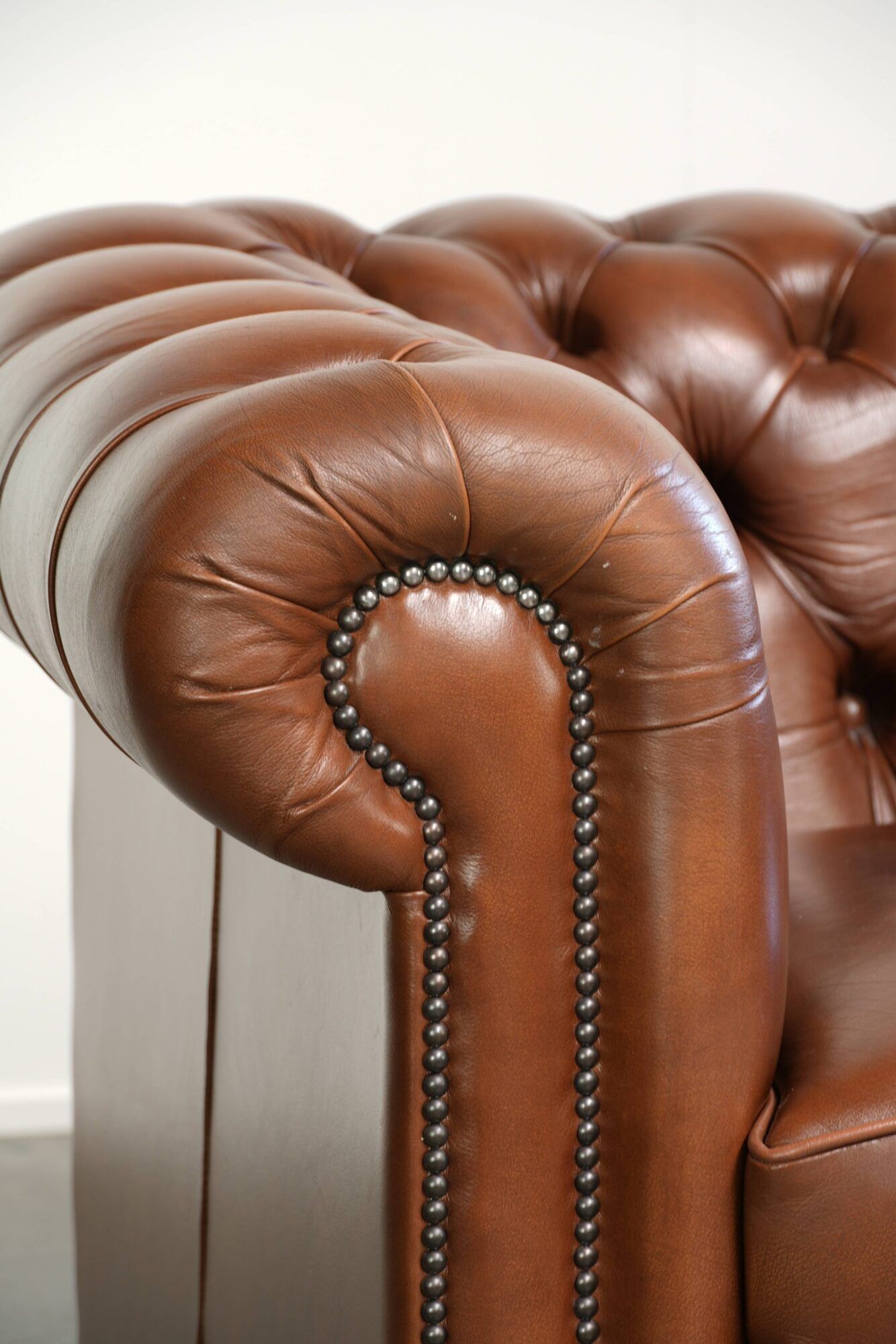 Very spacious 2-seater Chesterfield sofa in cow leather in a English look