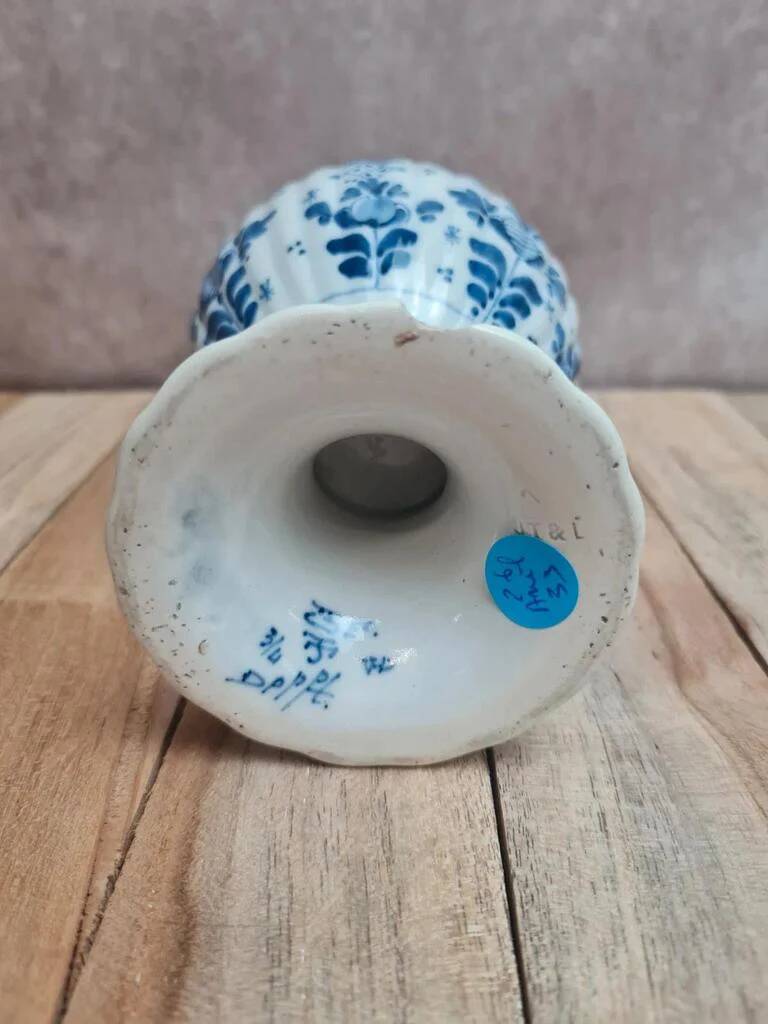 Petit vase vintage style Delft bleu blanc sur piédouche