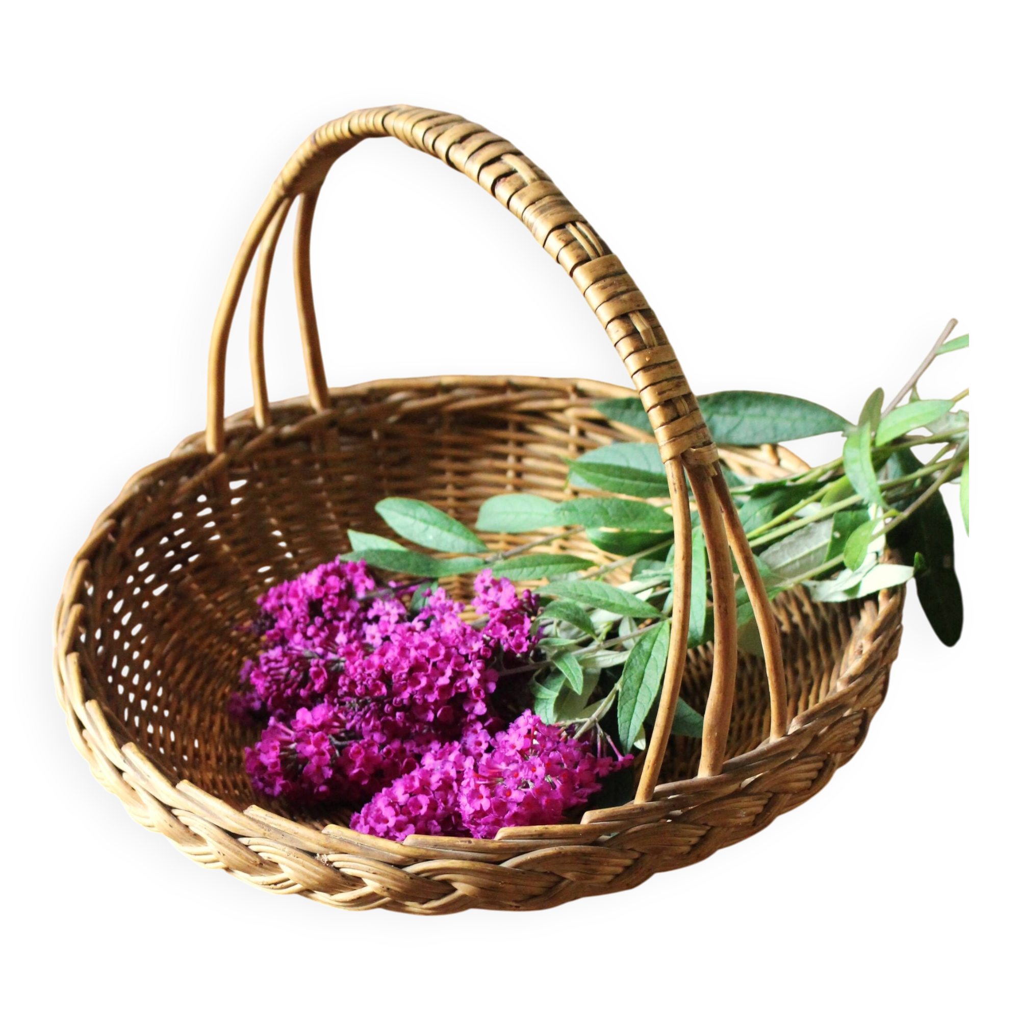 Round wicker basket with a rigid handle.