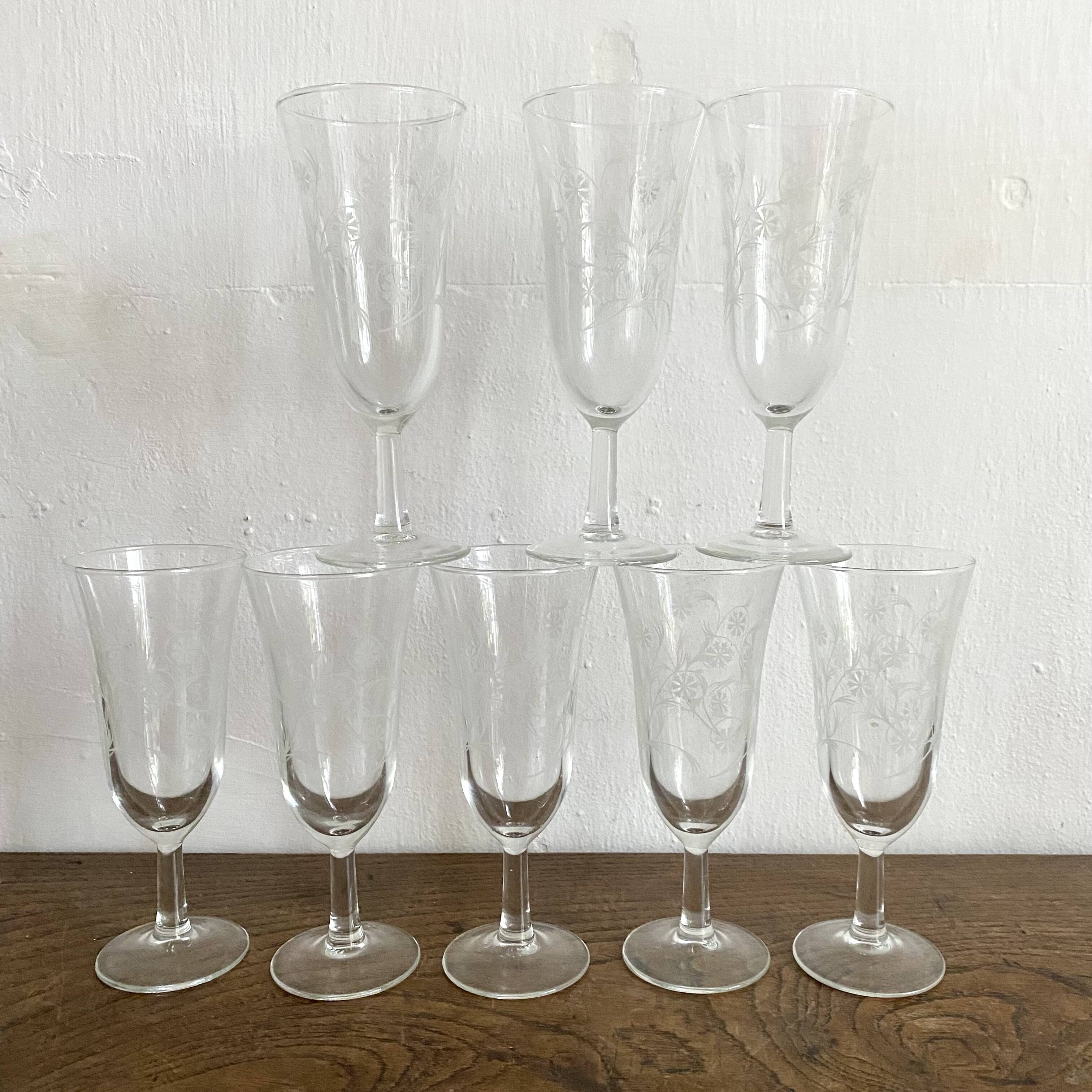 Champagne flutes with engraved flower decoration