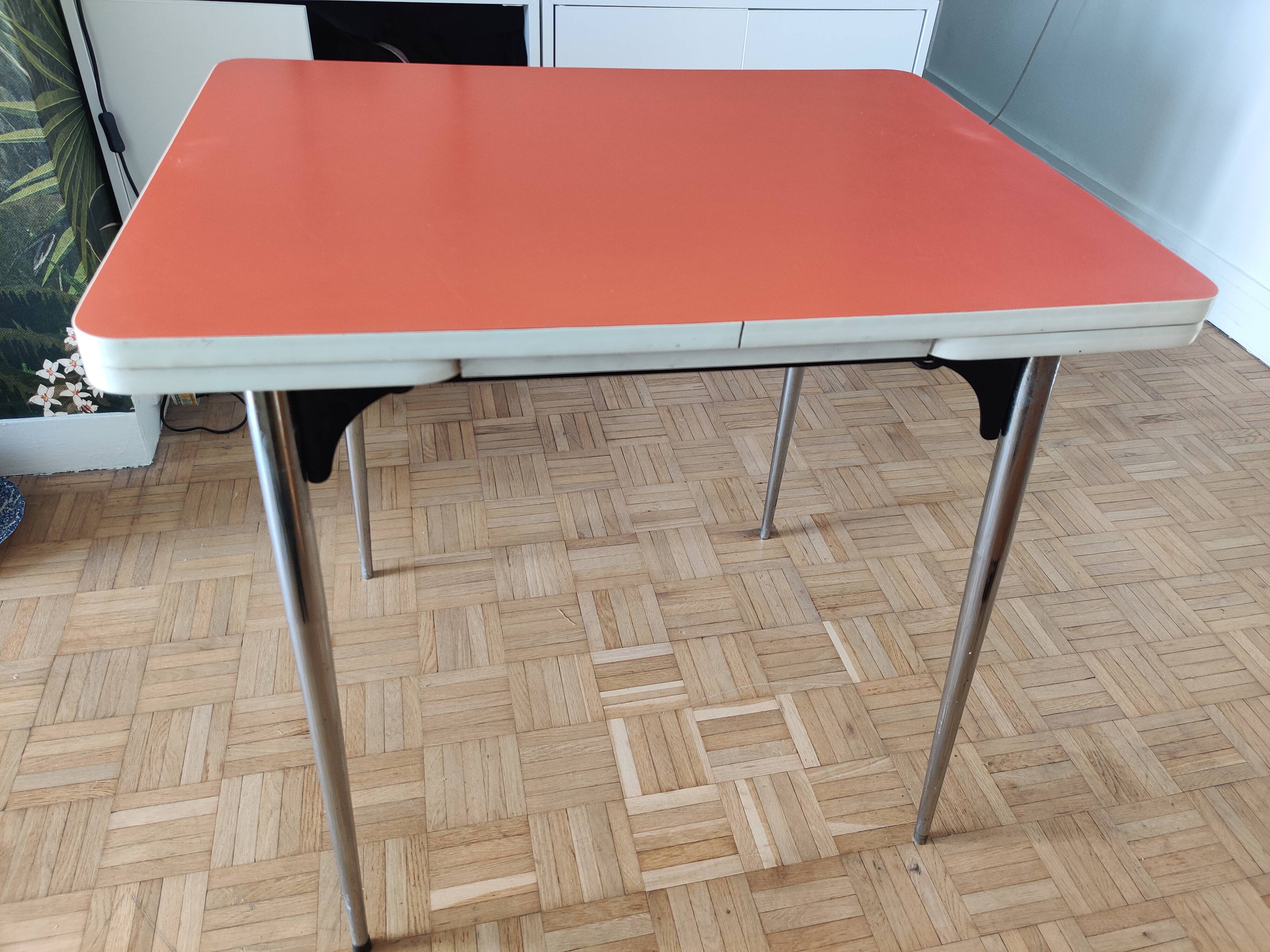 Table year 70 in orange Formica