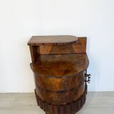 Table de chevet unique en noyer de style Art déco italien, années 1930.