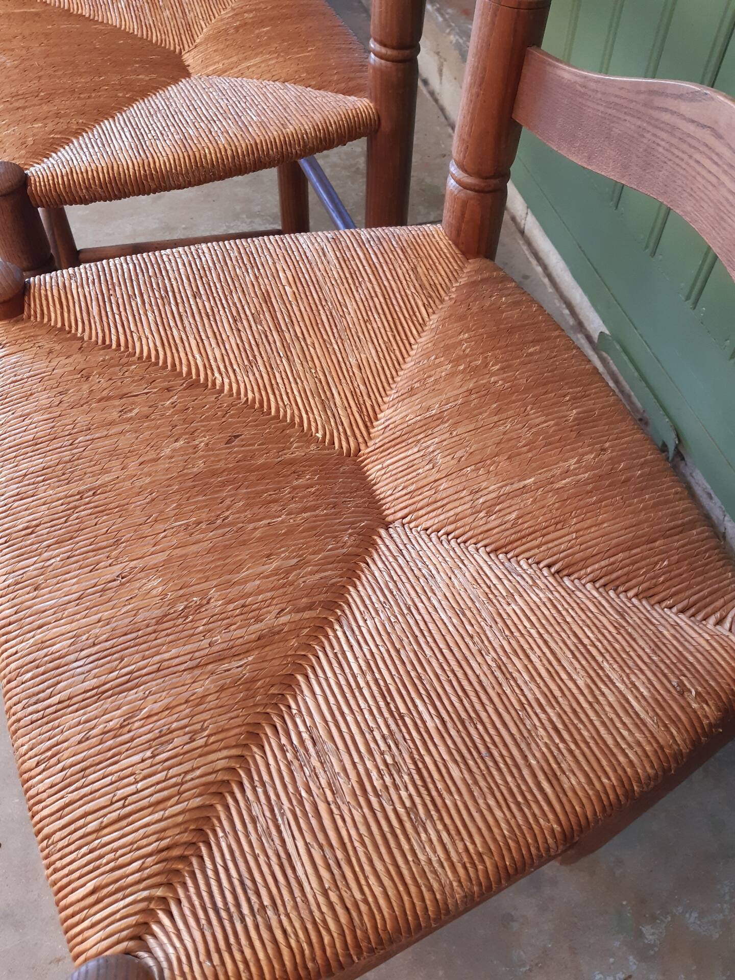 Paire de chaises paillées champêtres.