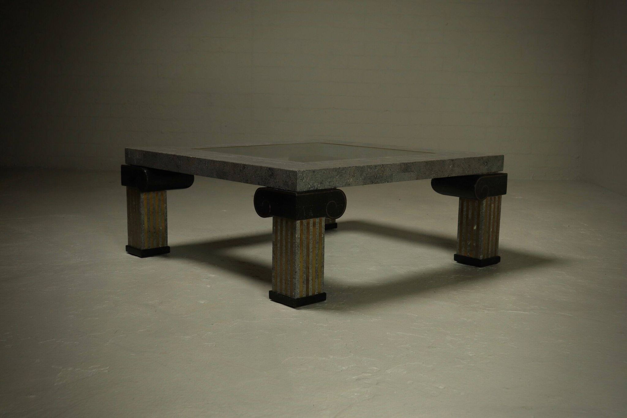 Grande table basse en pierre tessellée et en laiton Maitland-Smith des années 1980.