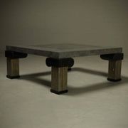 Grande table basse en pierre tessellée et en laiton Maitland-Smith des années 1980.