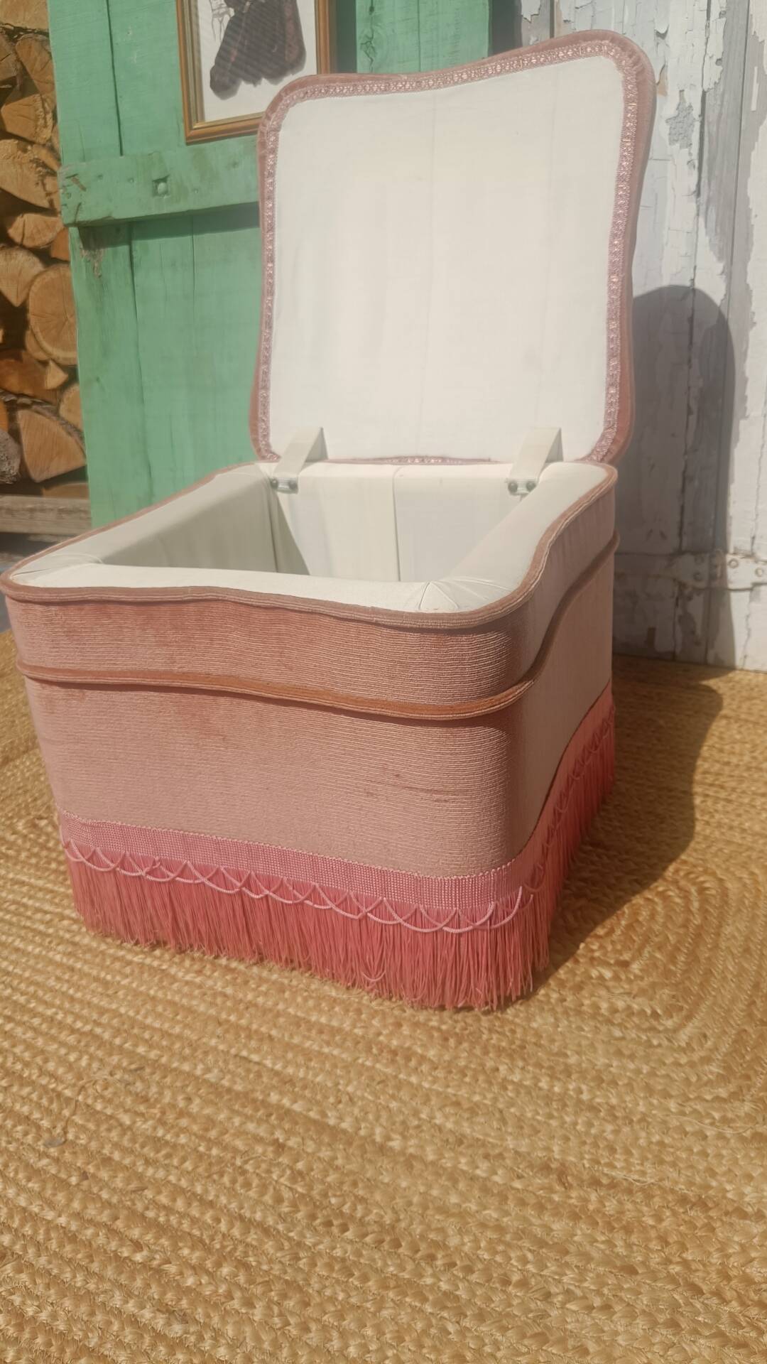 Pouf coffre en velours rose à franges, vers 1950-1960