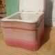 Pouf coffre en velours rose à franges, vers 1950-1960